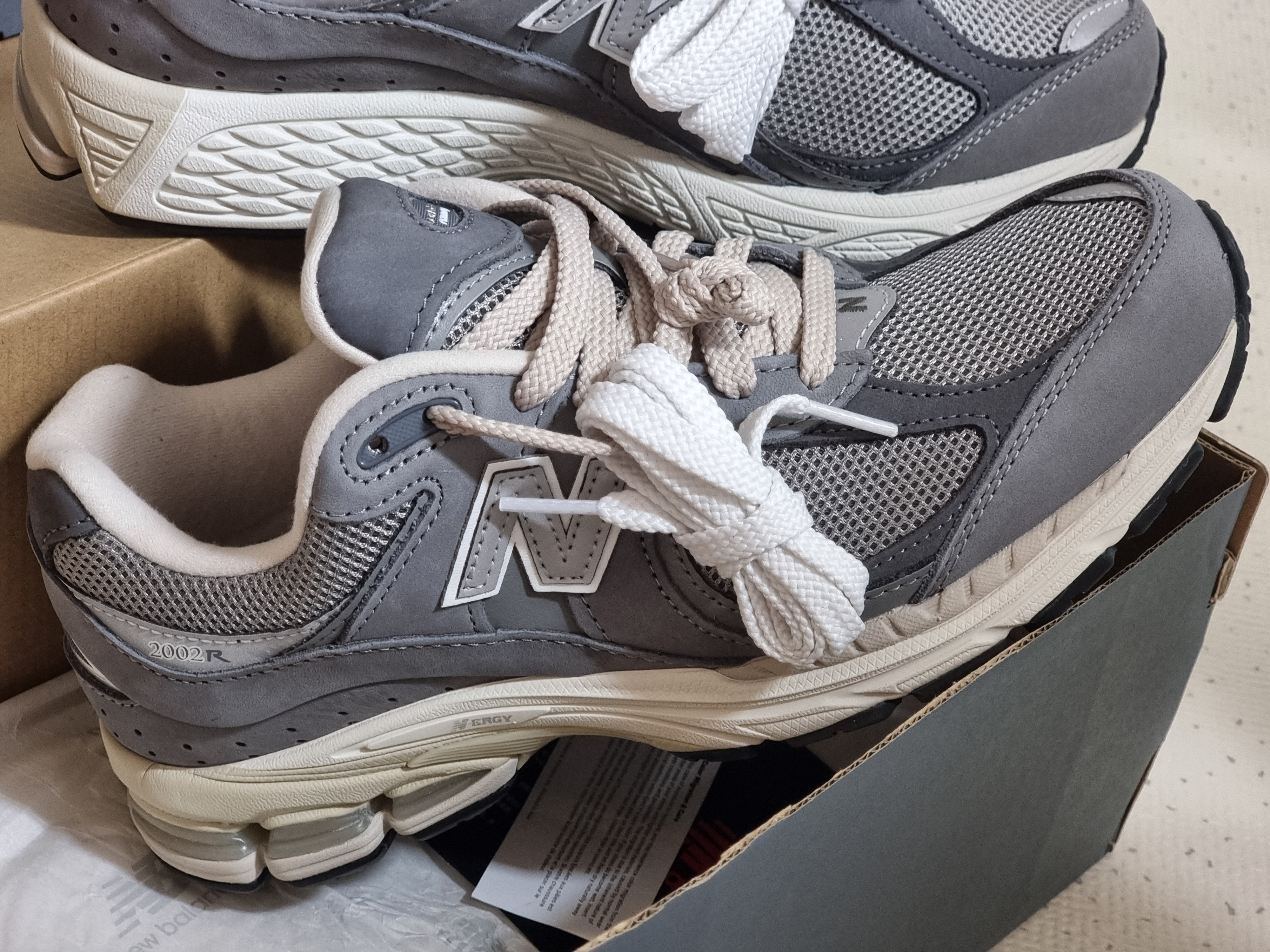 New Balance 2002R Premium Vintage Grey 착용 스타일