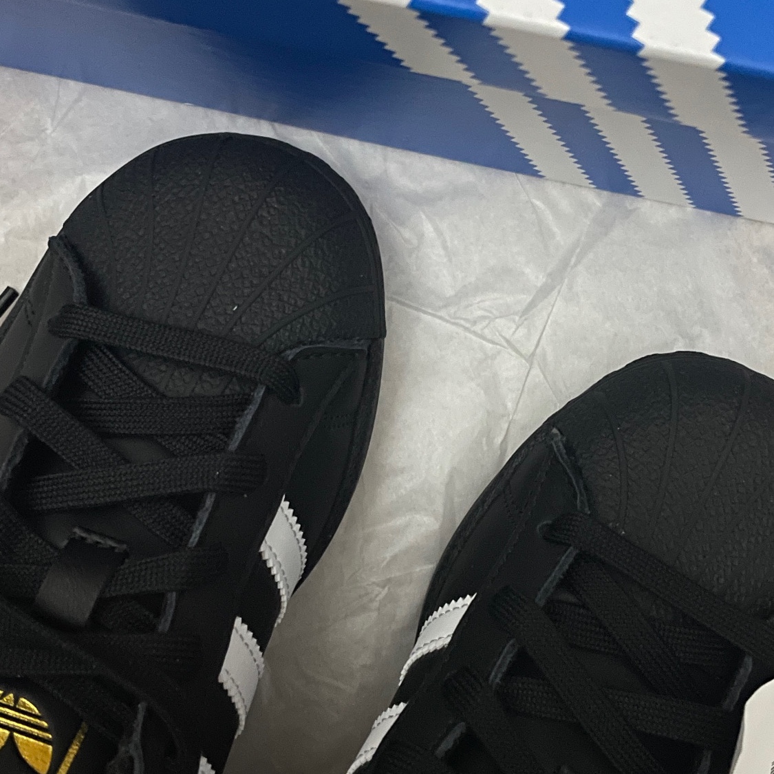 Adidas Superstar Core Black White 착용 스타일