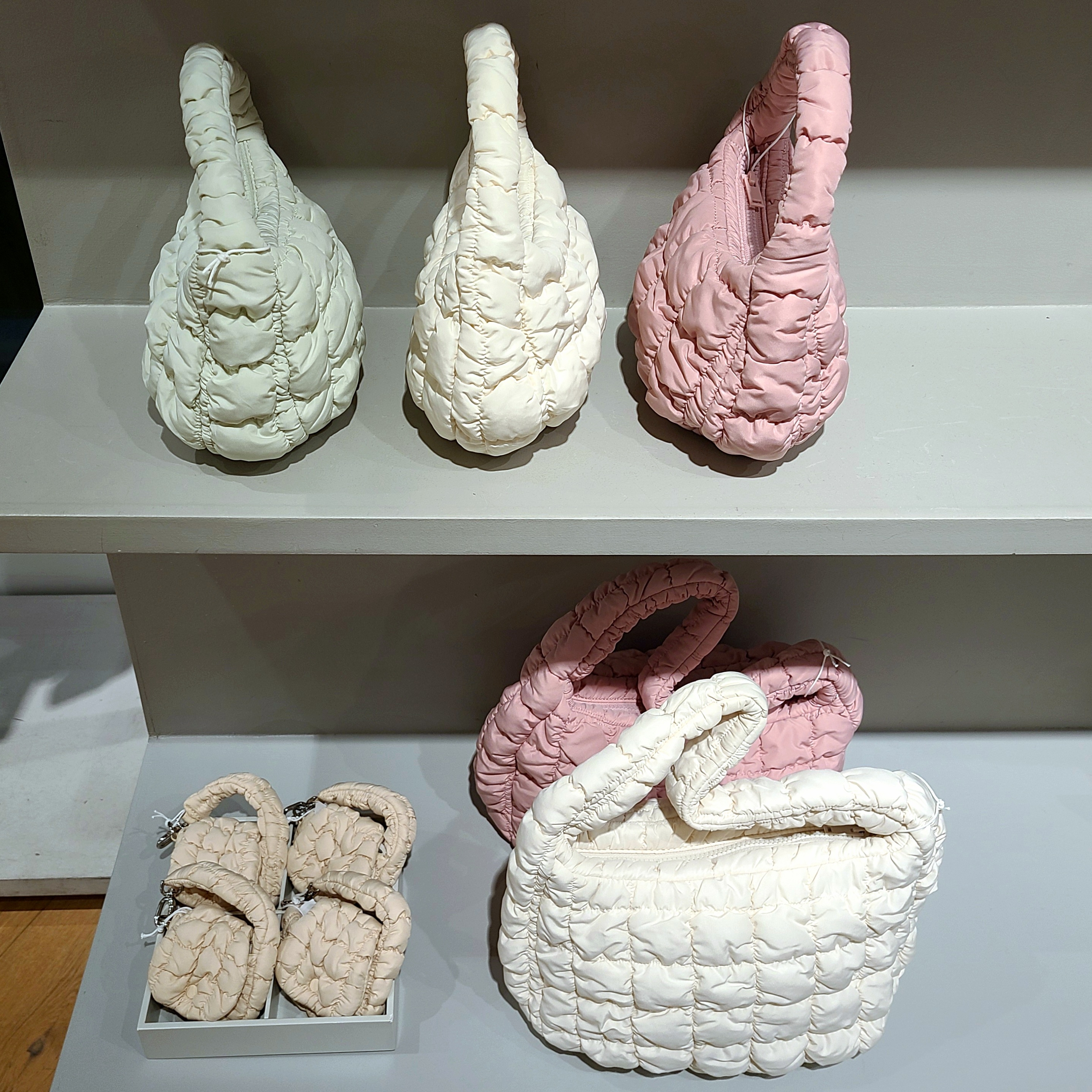 COS Quilted Crossbody Messenger Bag Light Green, COS Quilted Charm Pouch Bag Pink 착용 스타일 - 4