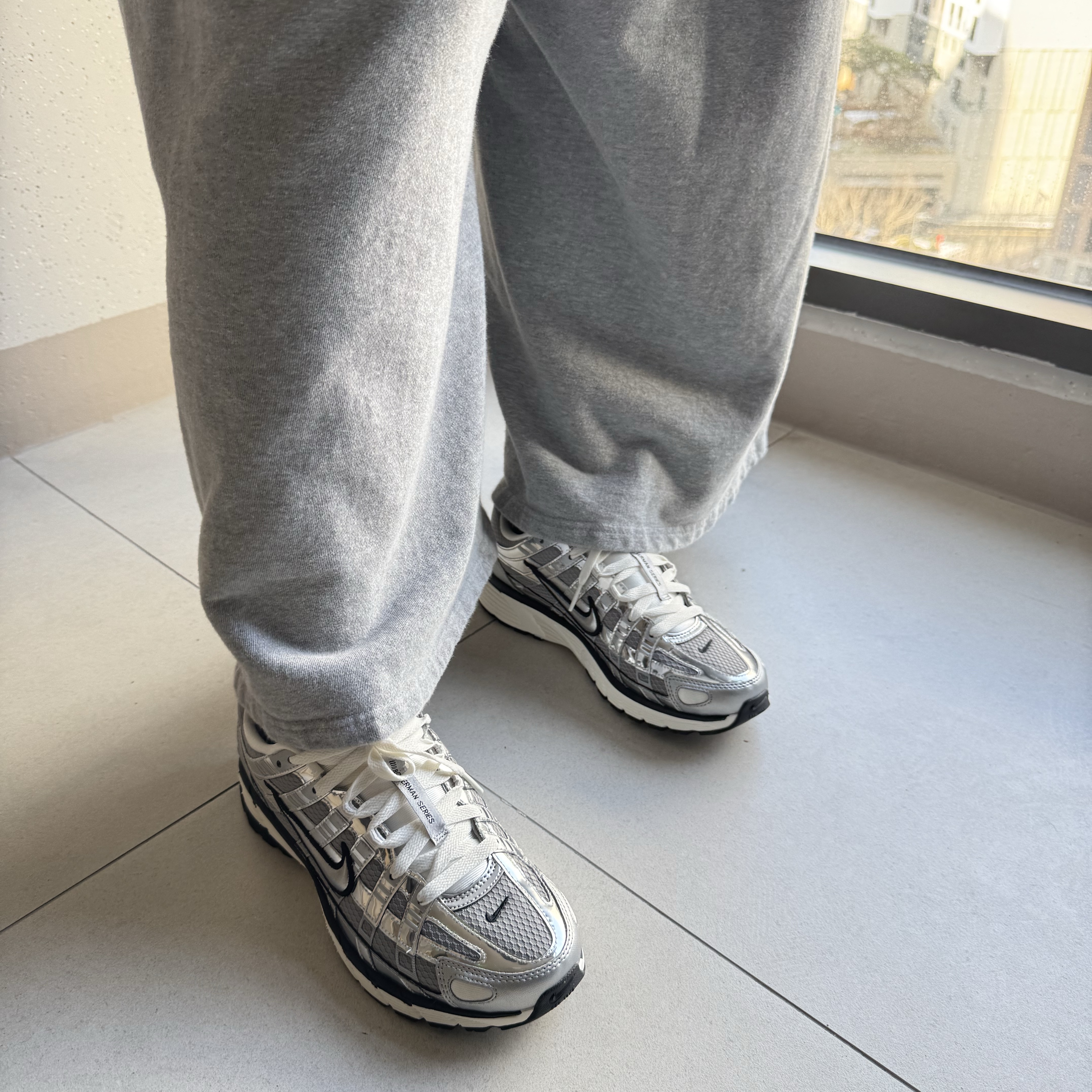 Nike P-6000 Metallic Silver 착용 스타일