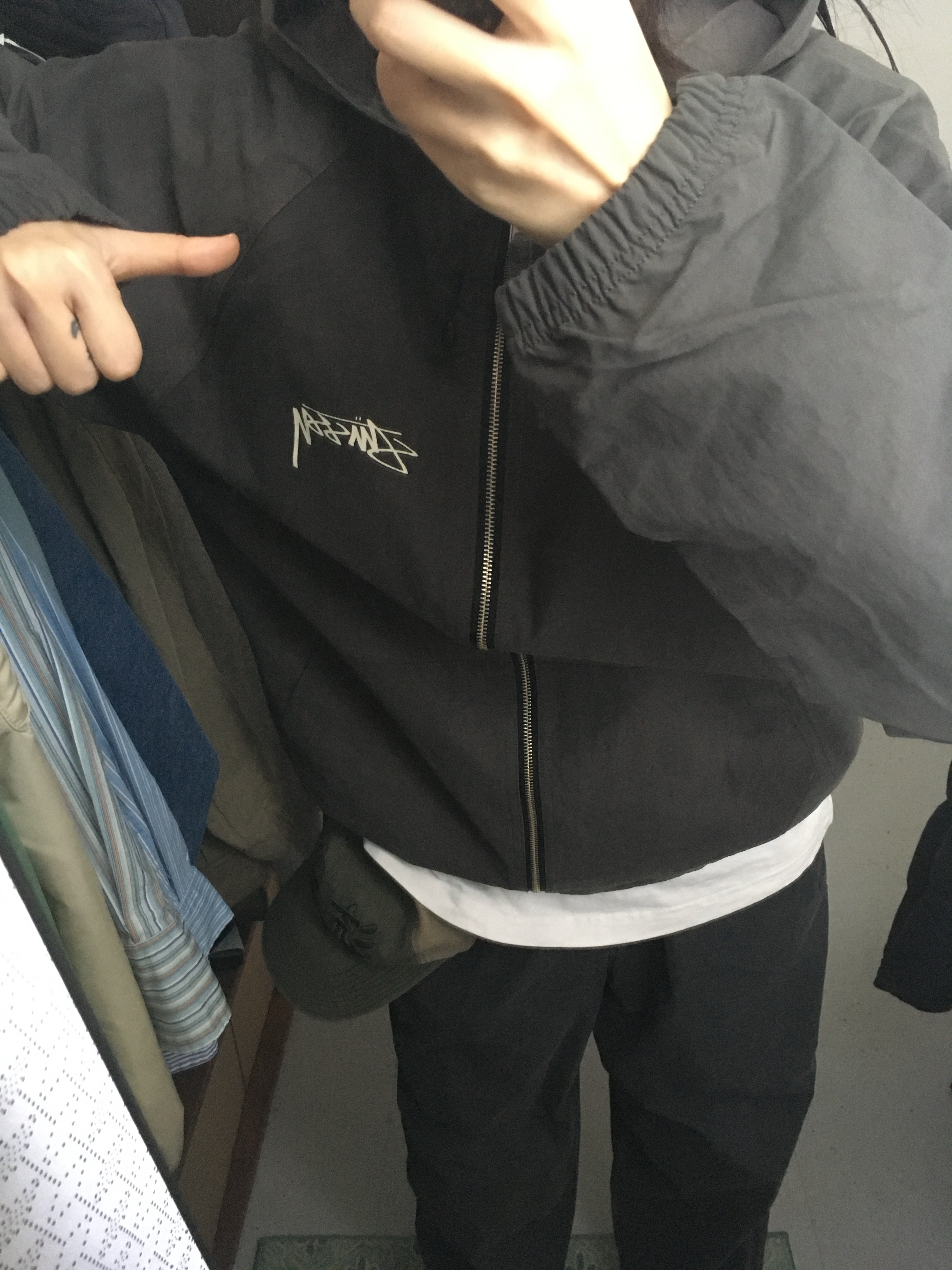 Stussy Wave Dye Beach Shell Jacket Black 착용 스타일 - 2