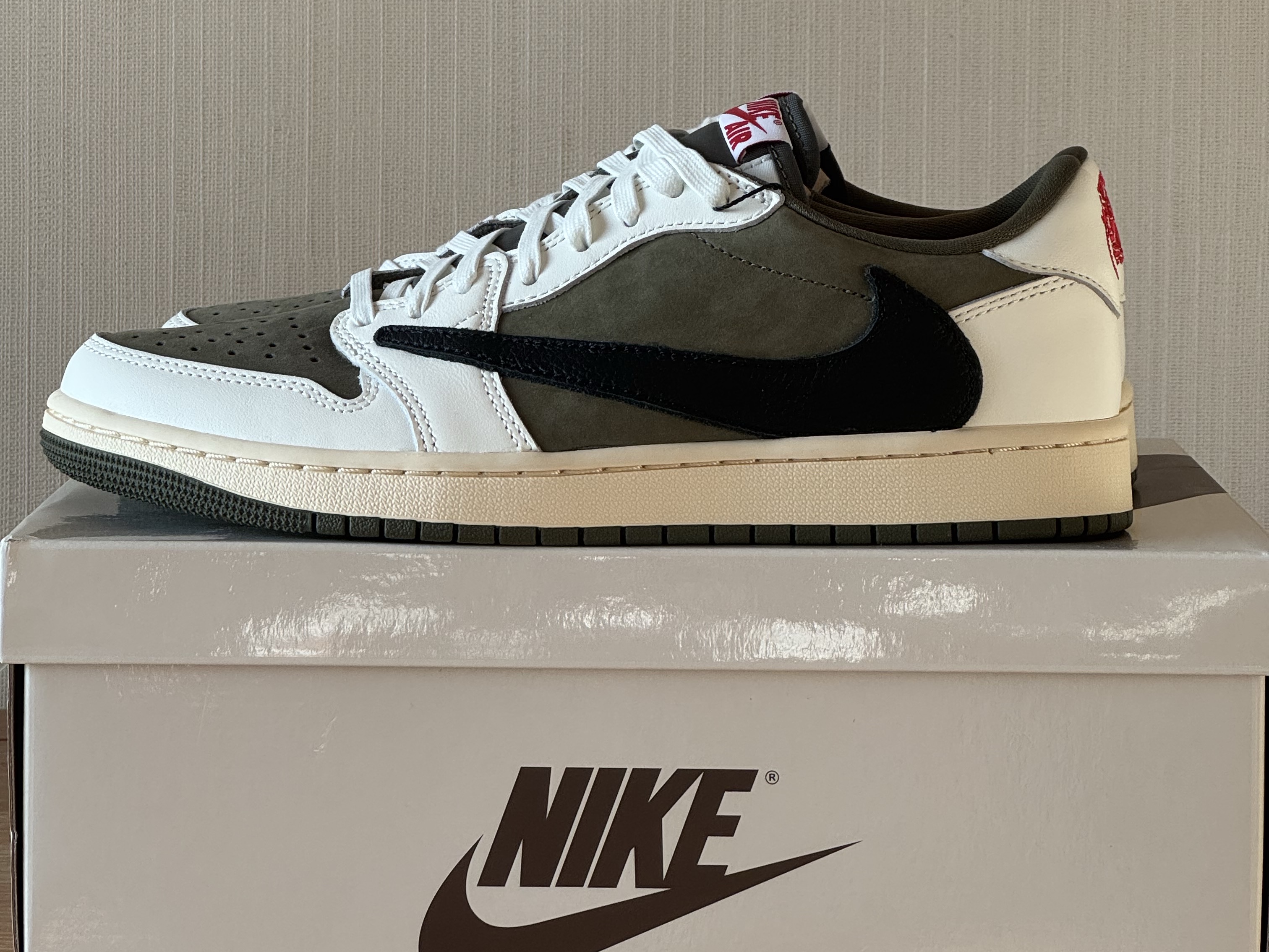 Jordan 1 x Travis Scott Retro Low OG SP Reverse Olive 착용 스타일