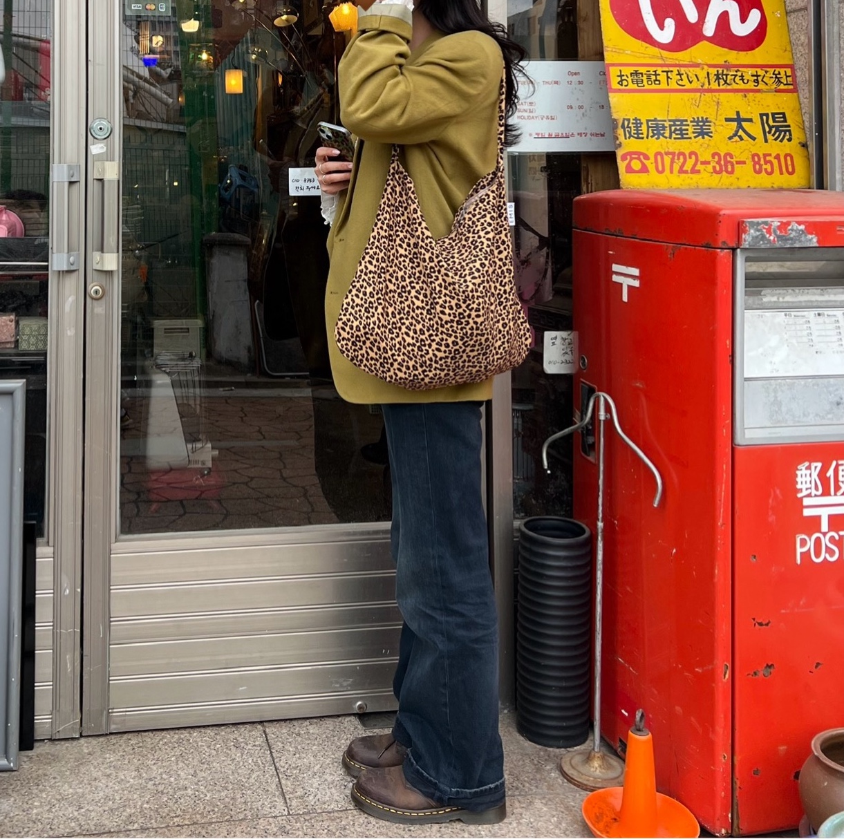 닥터마틴 1461 크레이지 홀스 레더 부츠 다크 브라운, 이미스 레오파드 코듀로이 에코백 베이지 착용 스타일 - 3