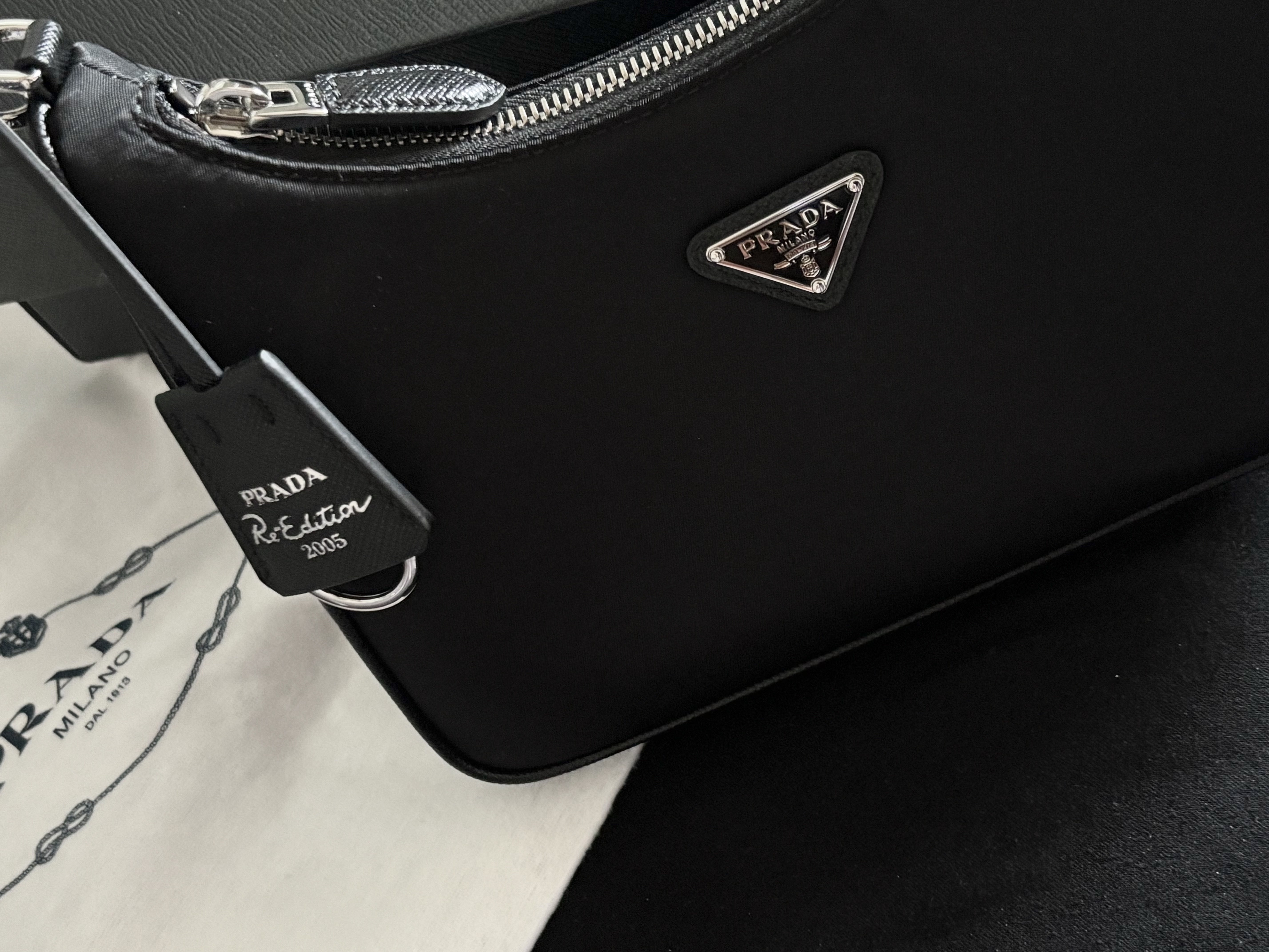 Prada Re-Edition 2005 Re-Nylon and Saffiano Mini Bag Black 착용 스타일 - 2