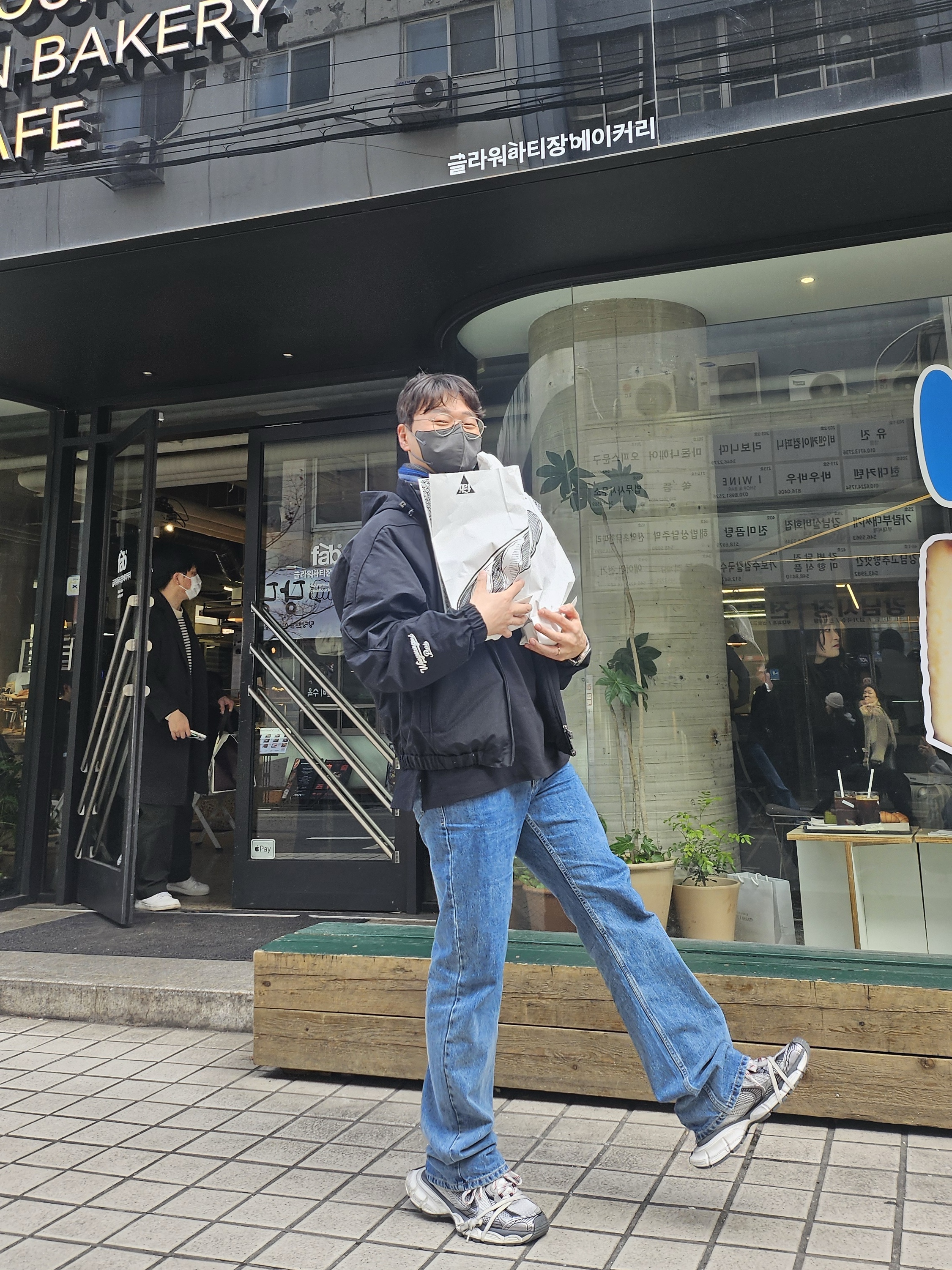 Wooyoungmi Feather Long Sleeve T-Shirt Black - 23SS, Wooyoungmi Long Straight Denim Pants Blue -23FW 착용 스타일 - 4