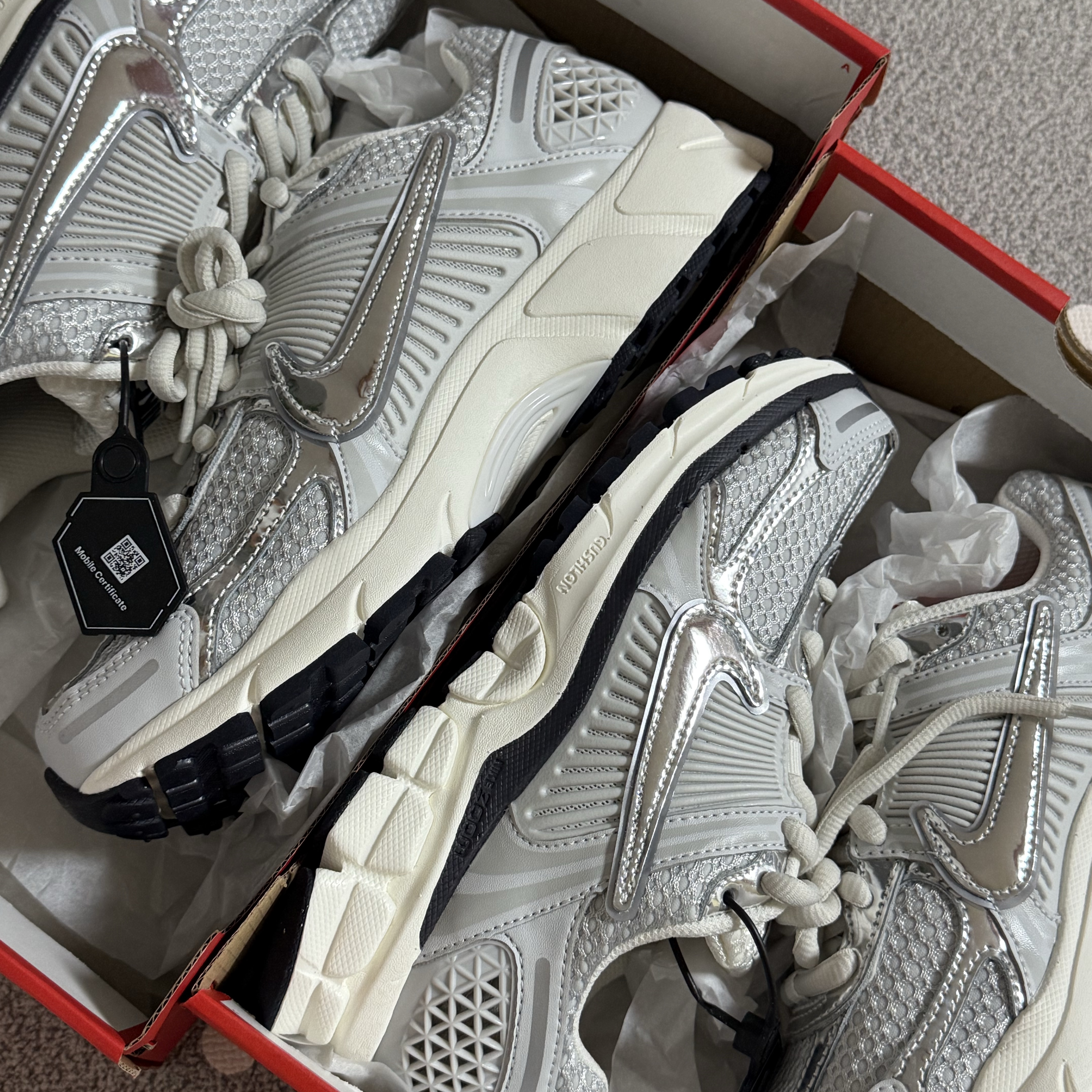 (W) Nike Zoom Vomero 5 Photon Dust and Metallic Silver 착용 스타일 - 2