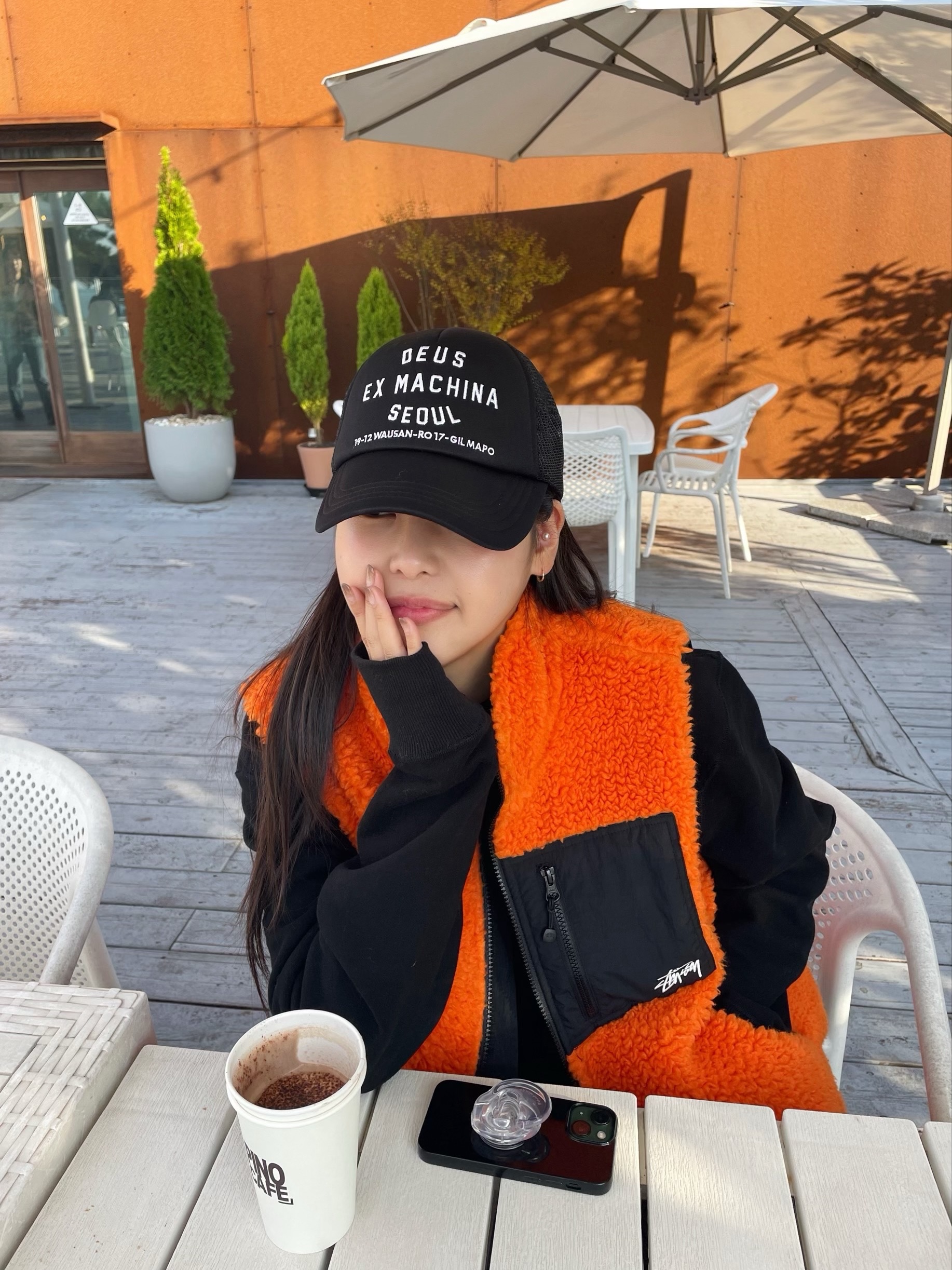 Stussy Sherpa Reversible Vest Tangerine, Deus Ex Machina Seoul Address Trucker Cap Black 착용 스타일