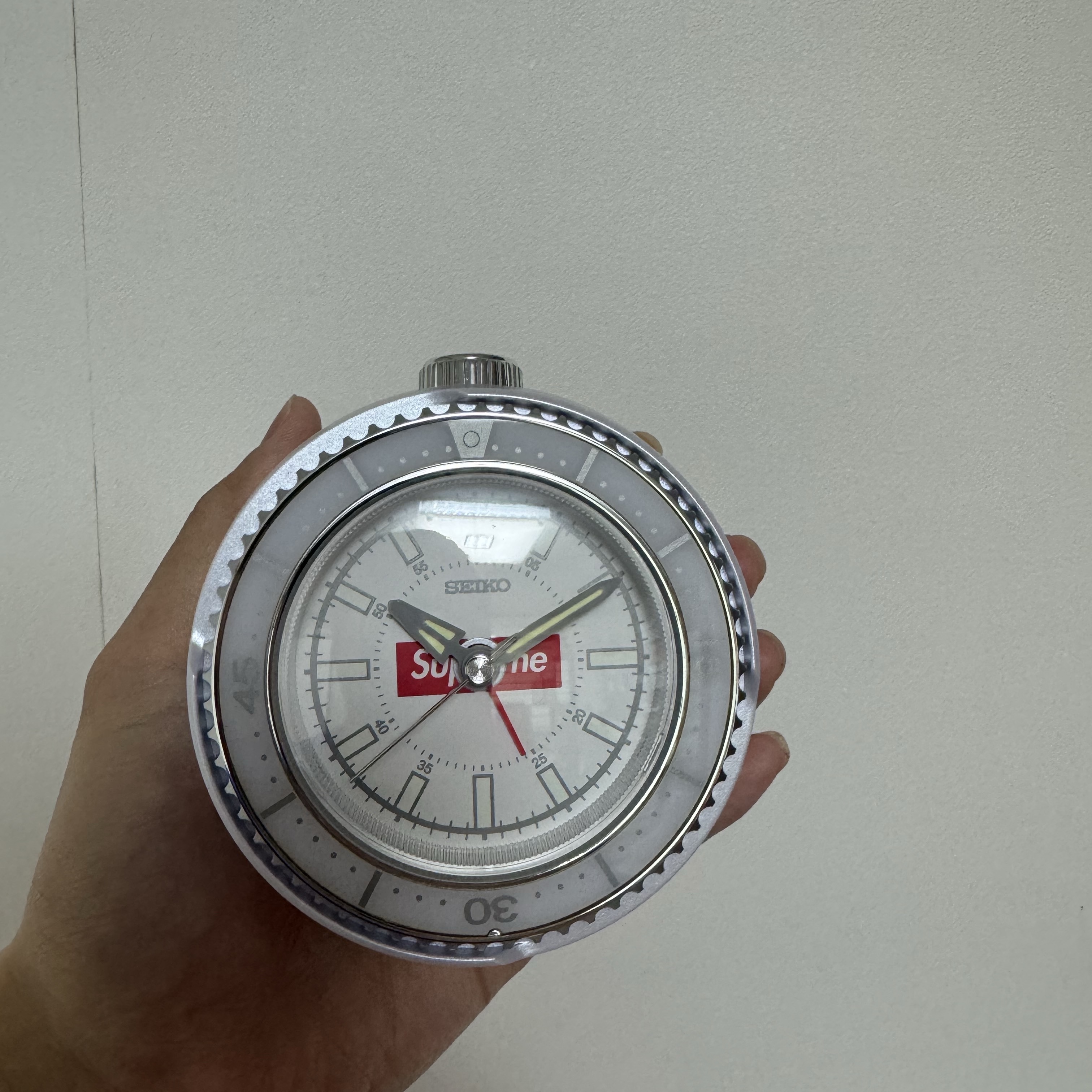 Supreme x Seiko Mai Alarm Clock White - 25SS 착용 스타일