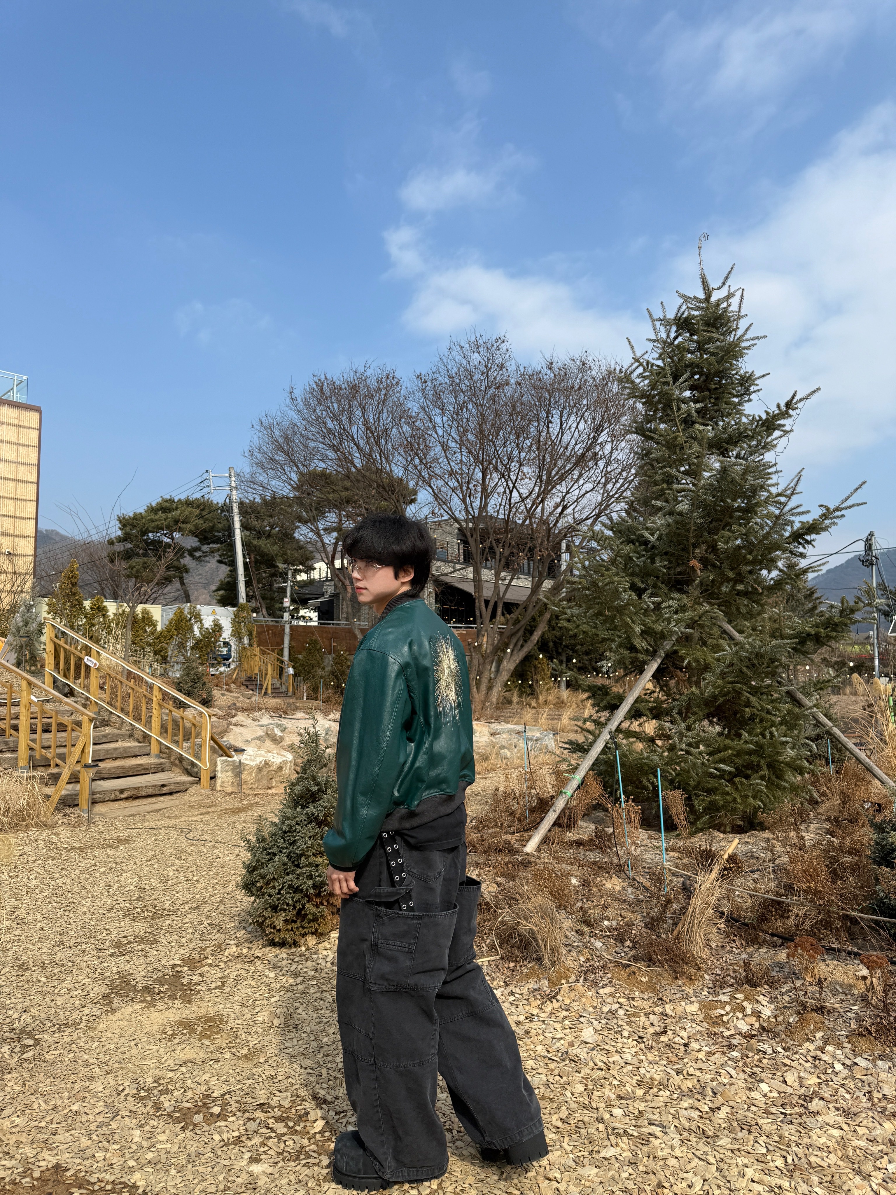 카미엔 x MJD 더블 홀 벨트 블랙 셔링 카프스킨, 언더마이카 무.89 안티 Fxxking 로고 플레이 브러시 워시드 헨리넥 셔츠 블랙 착용 스타일 - 1