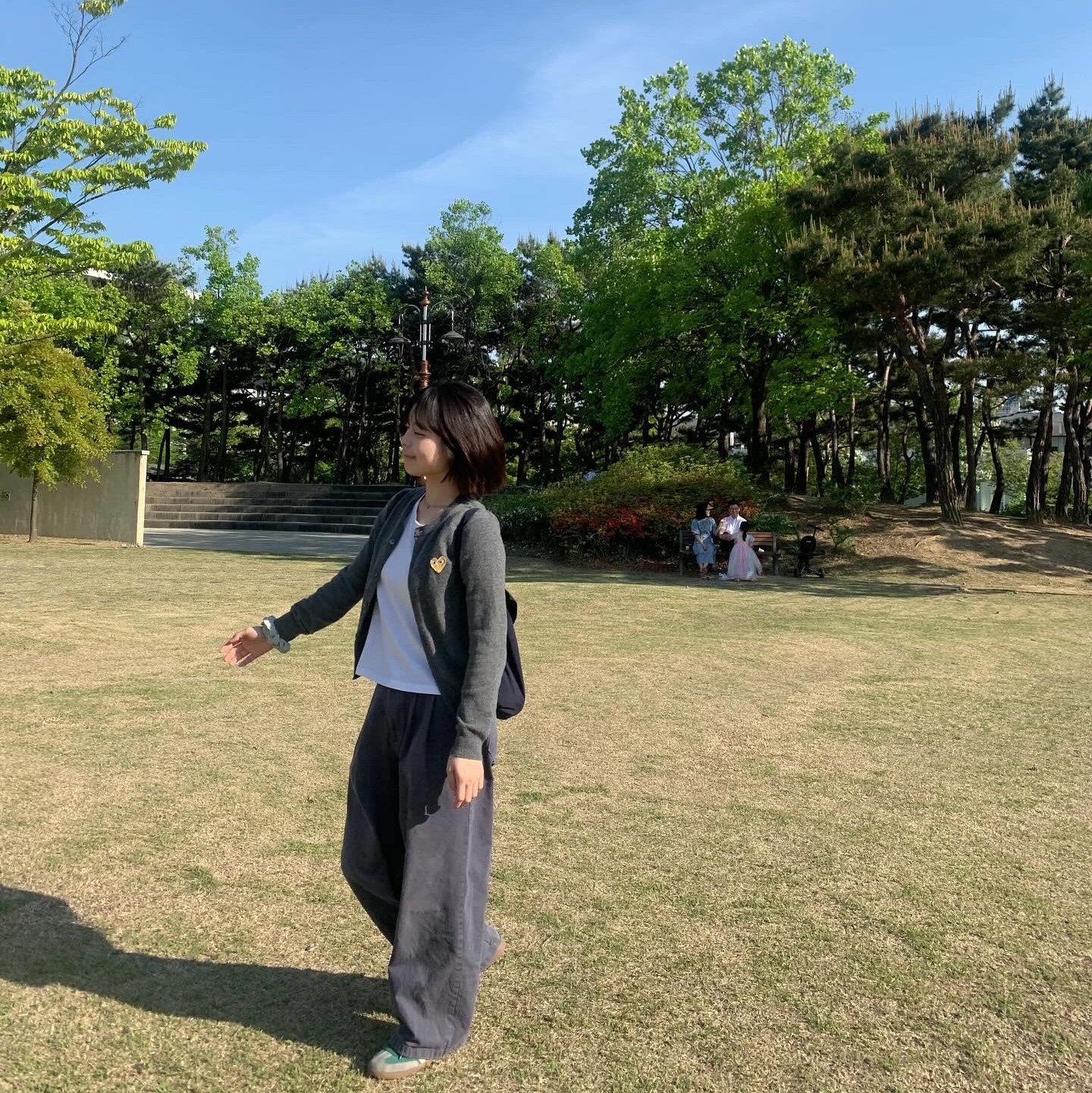 (W) Play Comme des Garcons Gold Heart Knit Cardigan Mid Grey 착용 스타일