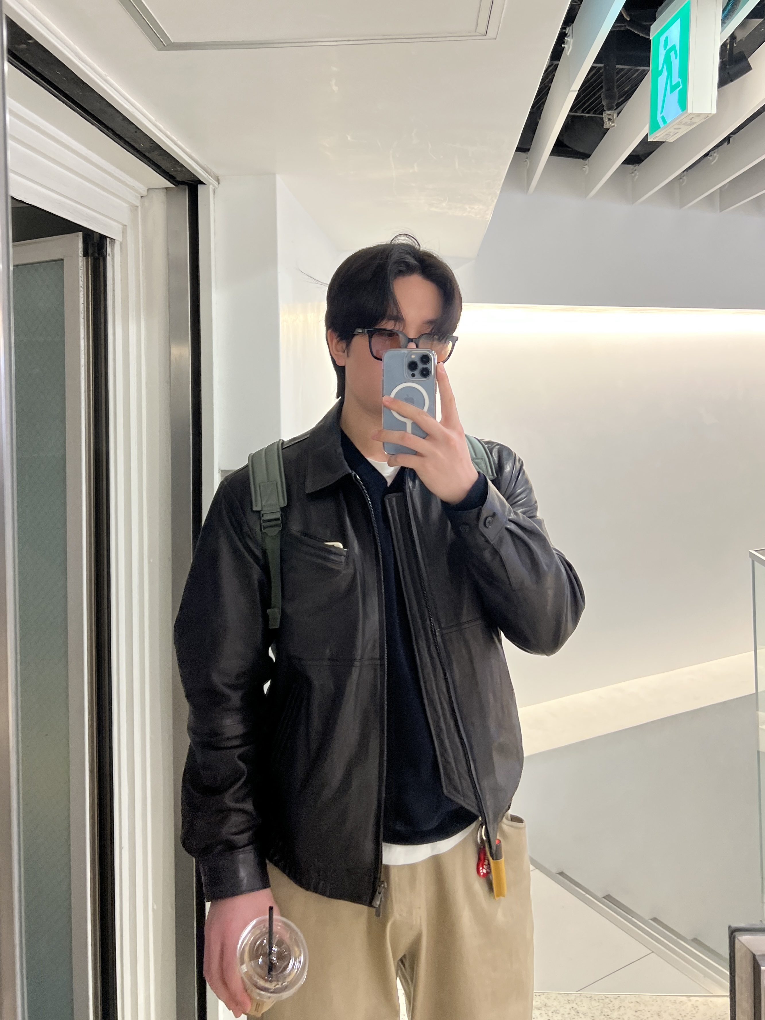 STU Tuck Pants Beige, Lemaire Medium Croissant Bag Soft Nappa Leather Black 착용 스타일 - 4