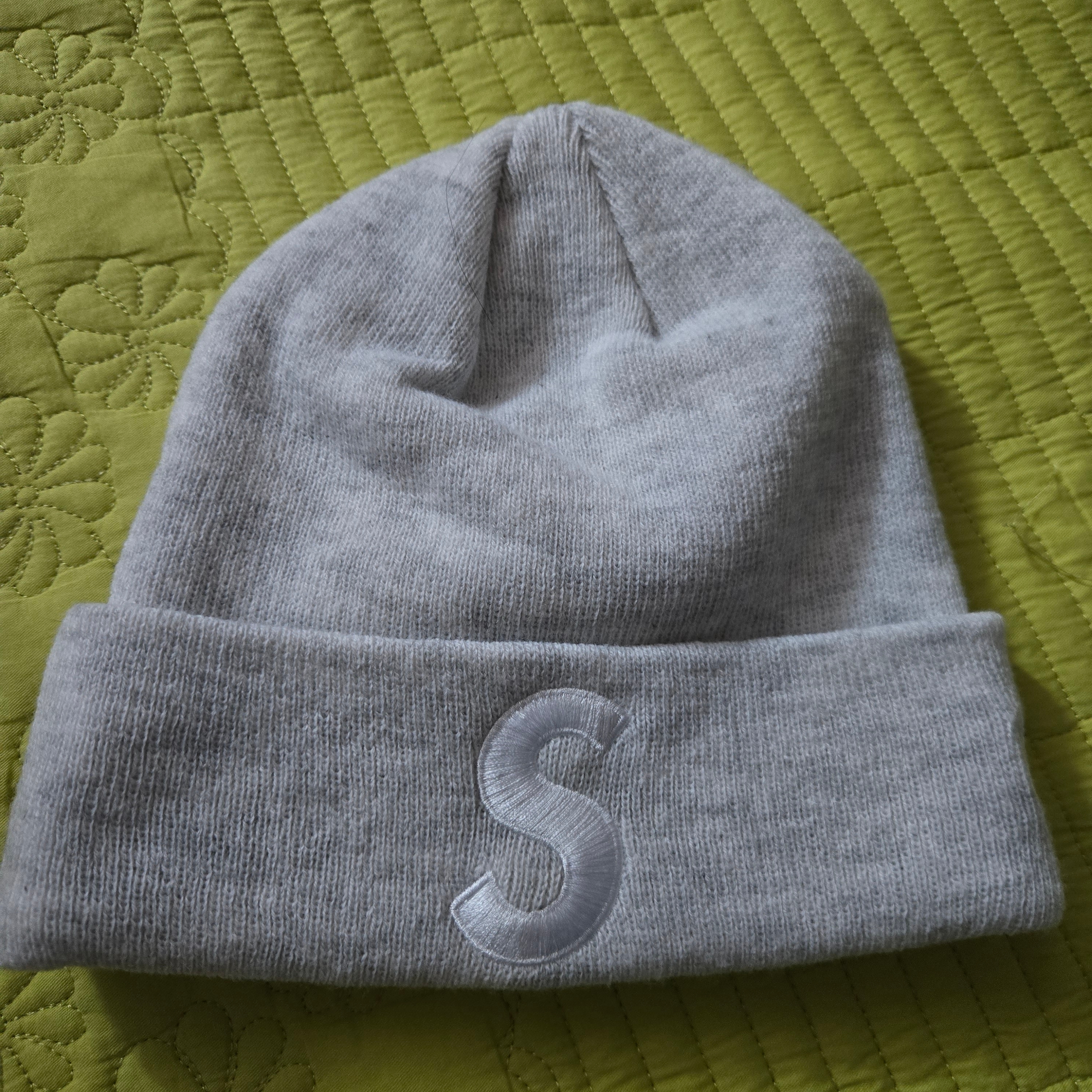 Supreme New Era S Logo Beanie Ash Grey - 24FW 착용 스타일