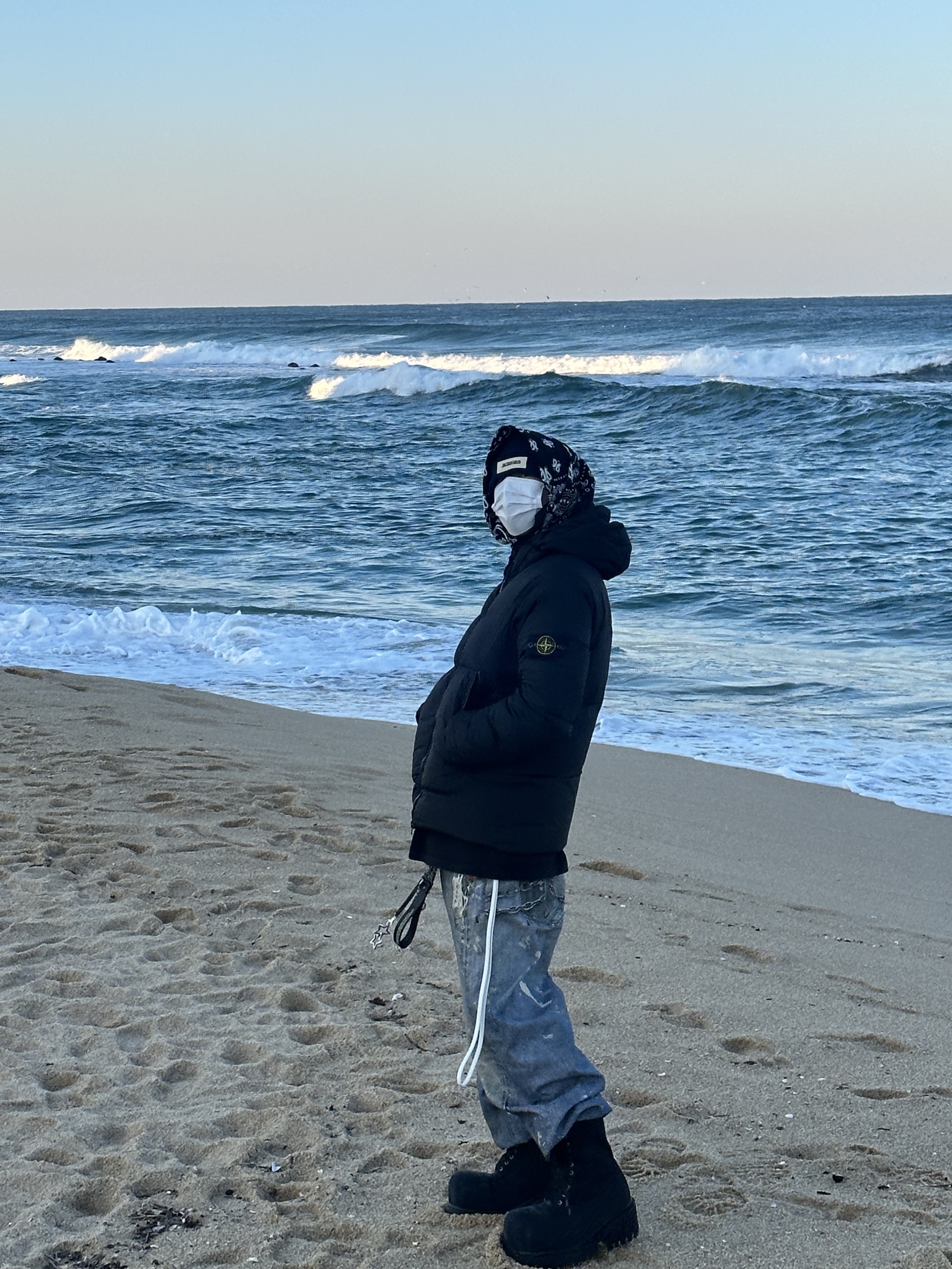 Jacquemus Le Bonnet Grosgrain Logo Beanie Navy, Stone Island 40123 Garment Dyed Crinkle Reps Down Jacket Black - 21FW 착용 스타일