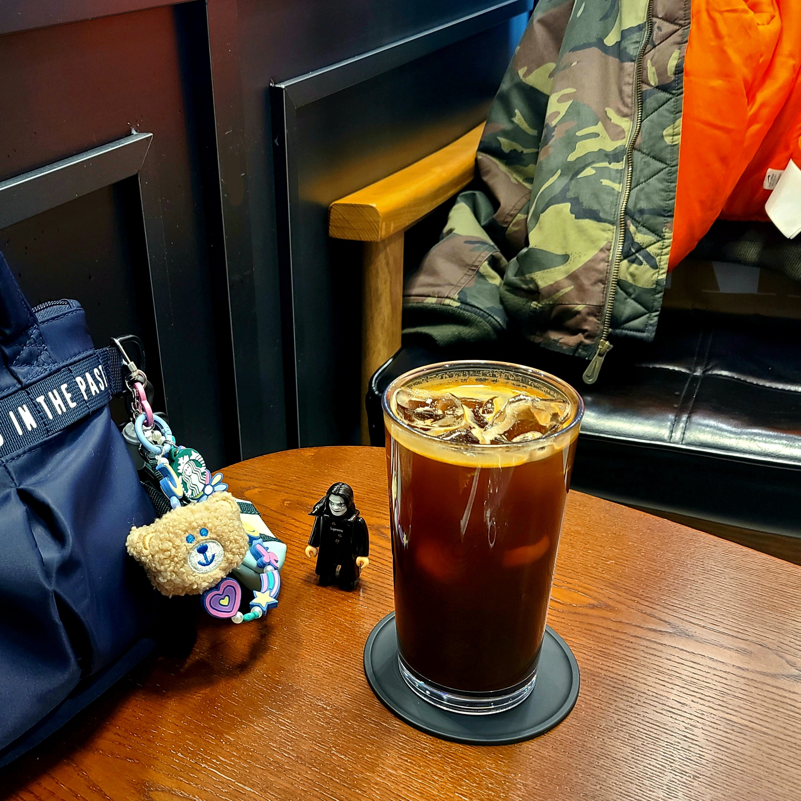 Supreme x The Crow Kubrick 100% Black - 21FW, Starbucks Campus Beari Deco Charm 착용 스타일 - 1