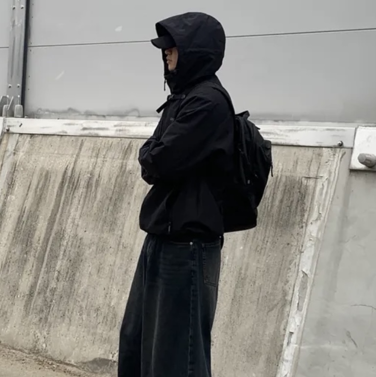 Arc'teryx Mantis 26 Backpack Black 착용 스타일 - 2