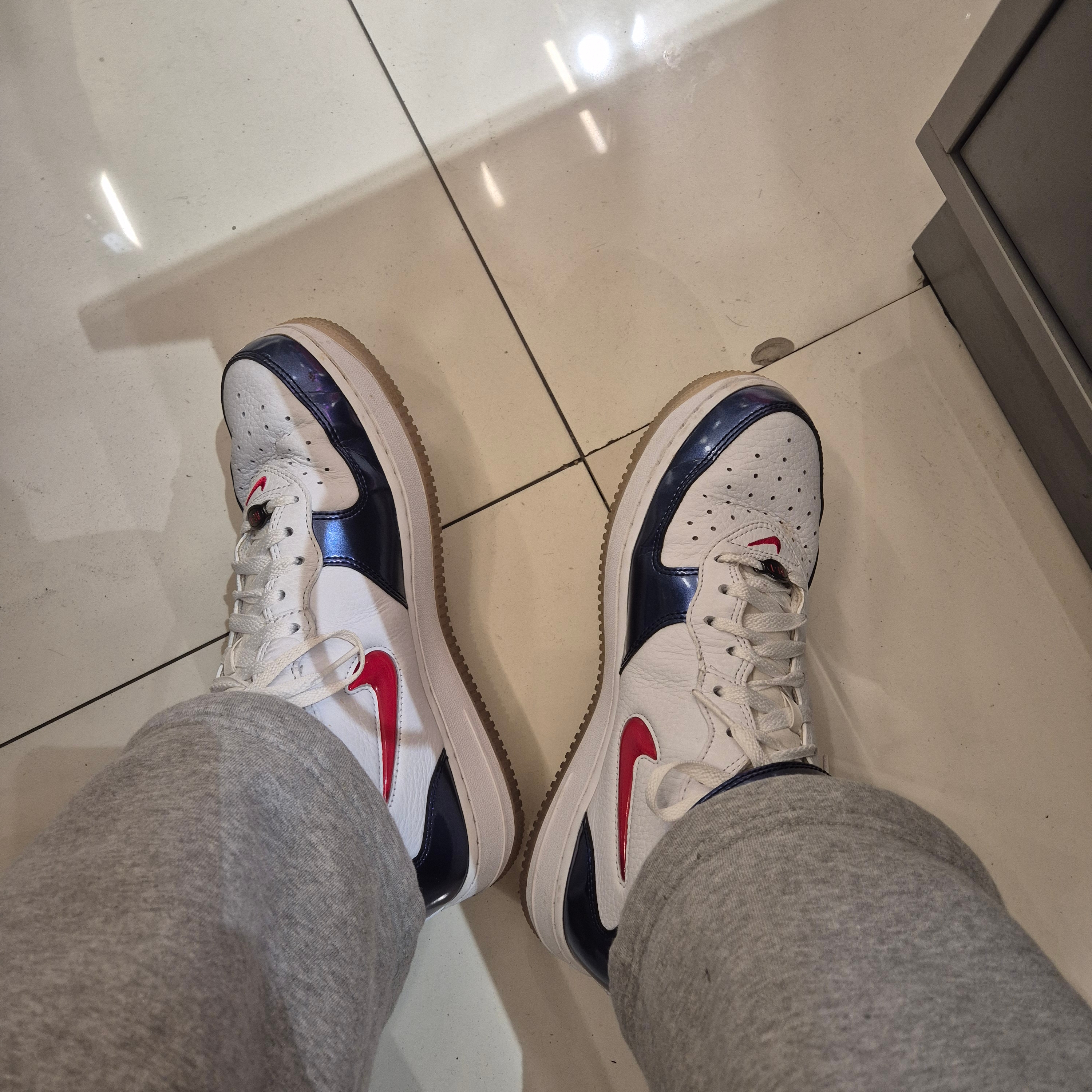 Nike Air Force 1 Mid QS University Red and Midnight Navy 착용 스타일