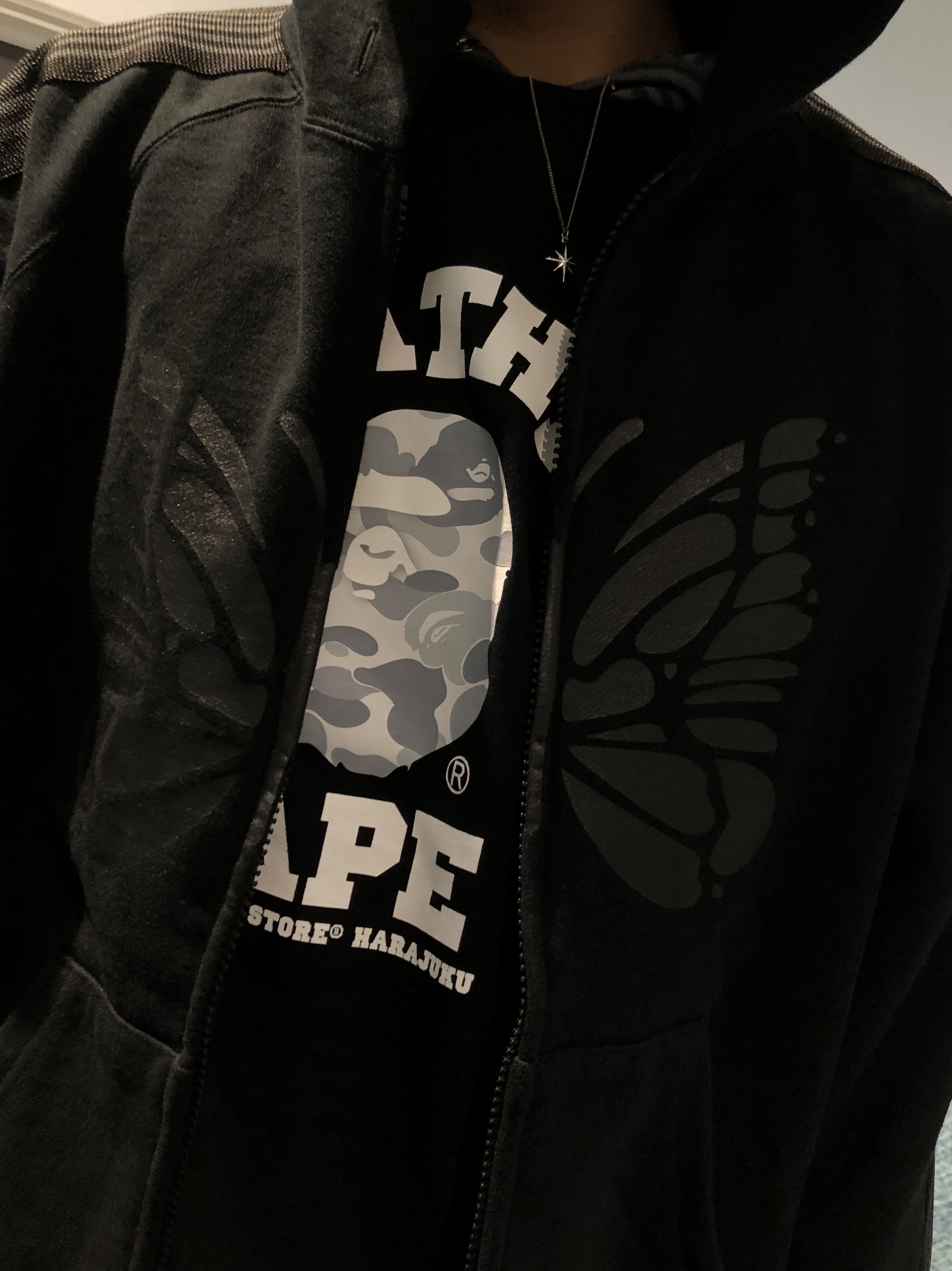 BAPE Store Harajuku Camo College T-Shirt Black 착용 스타일 - 2
