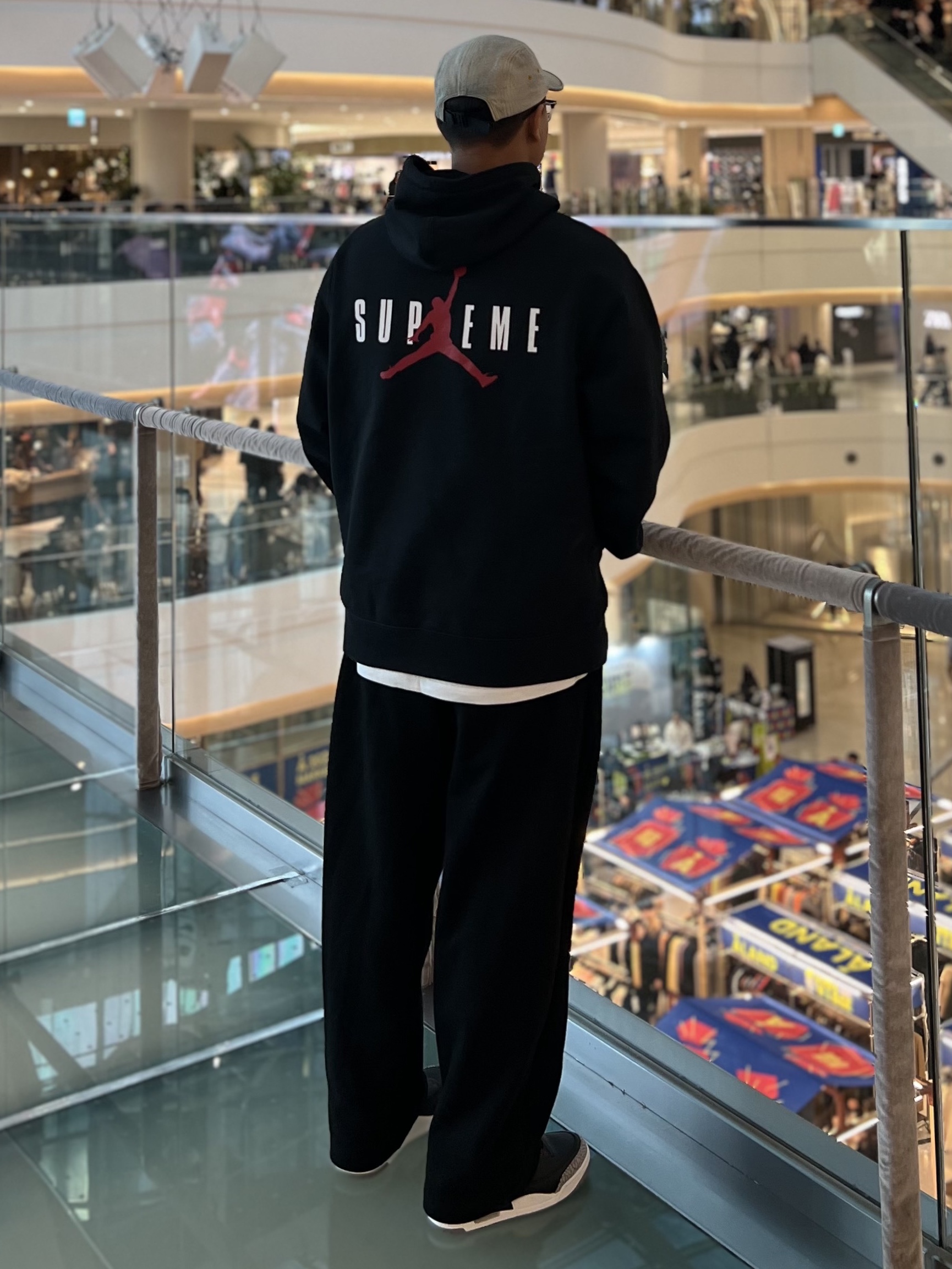 Supreme x Jordan Hooded Sweatshirt Black - 24FW, Jordan 3 Retro Black Cement 2024 착용 스타일 - 2