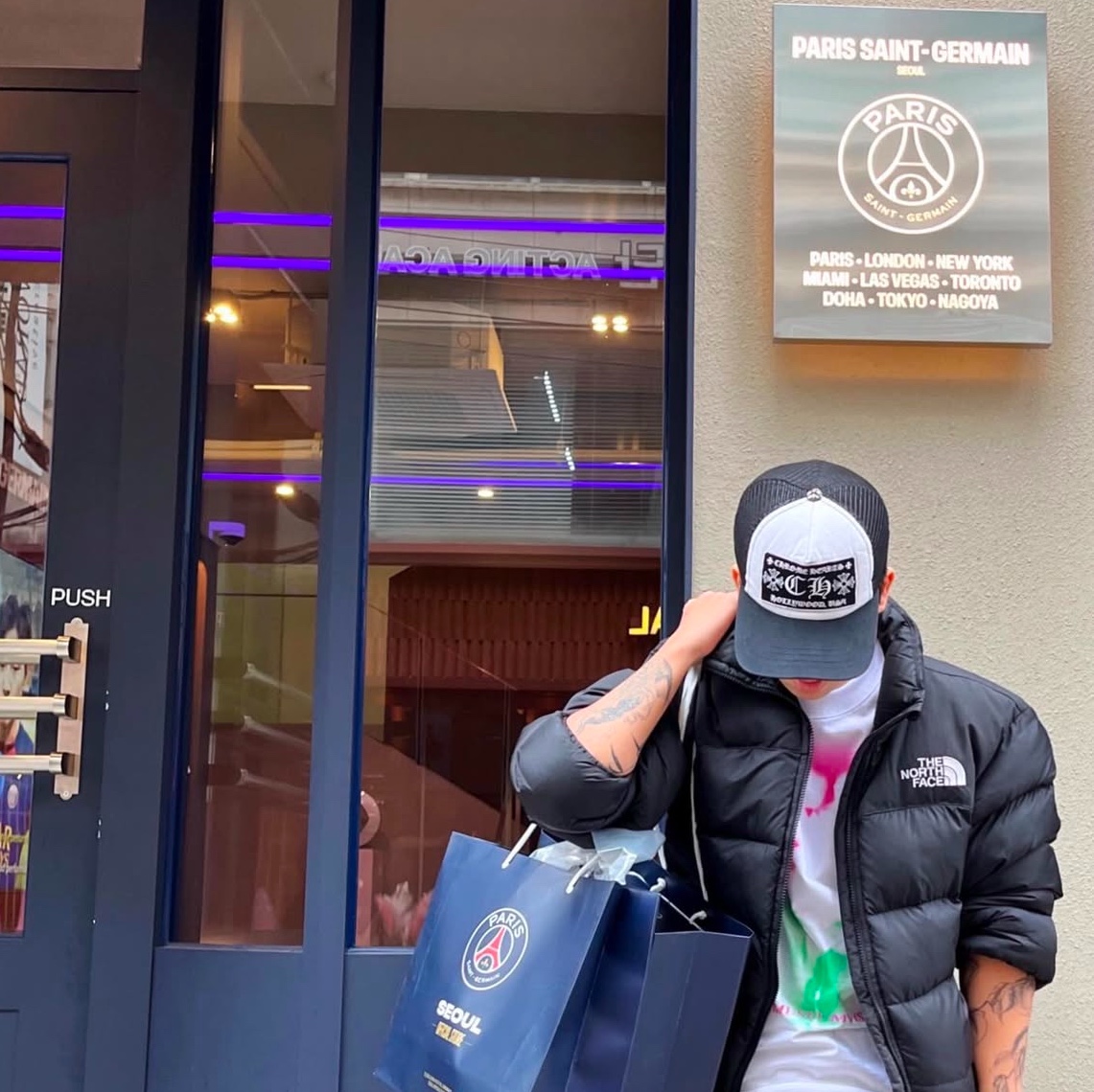 The Museum Visitor Rose Spray Printed T-Shirts White, Chrome Hearts Fuck Hollywood Trucker Hat Black White 착용 스타일 - 1