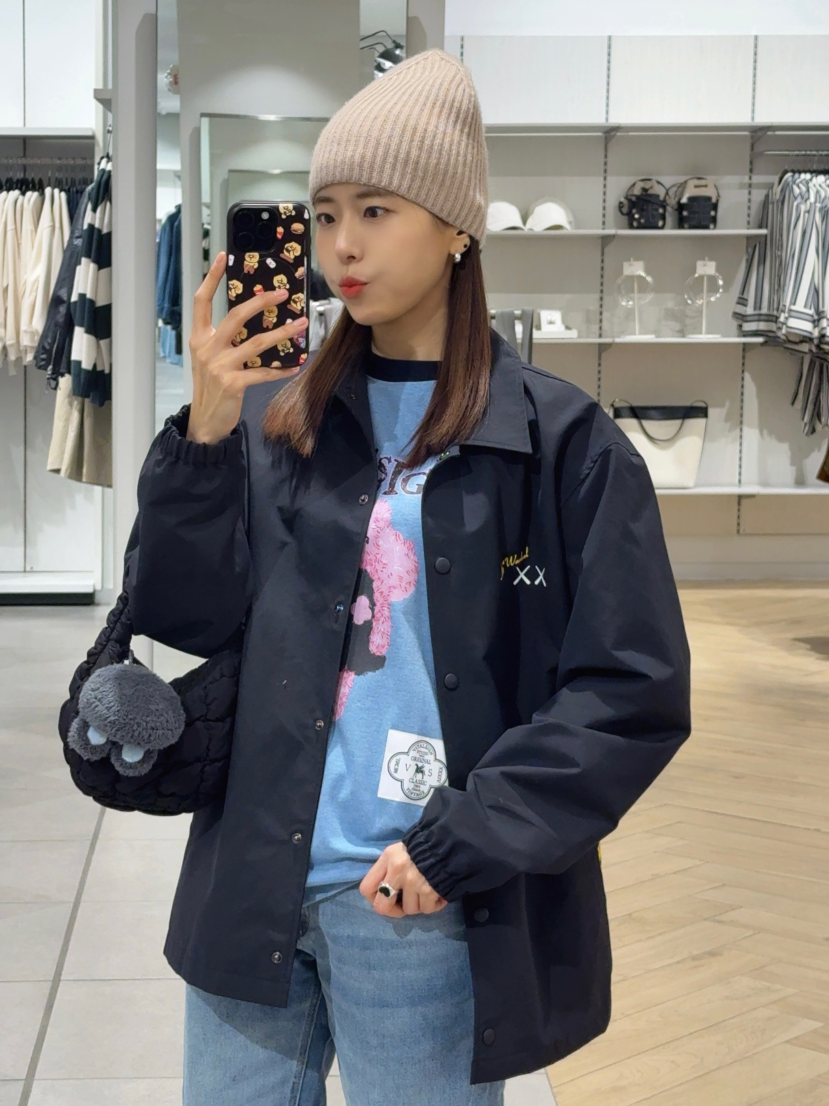 Uniqlo UT x Kaws x Warhol Coach Jacket Black, COS Quilted Micro Bag Black 착용 스타일 - 3