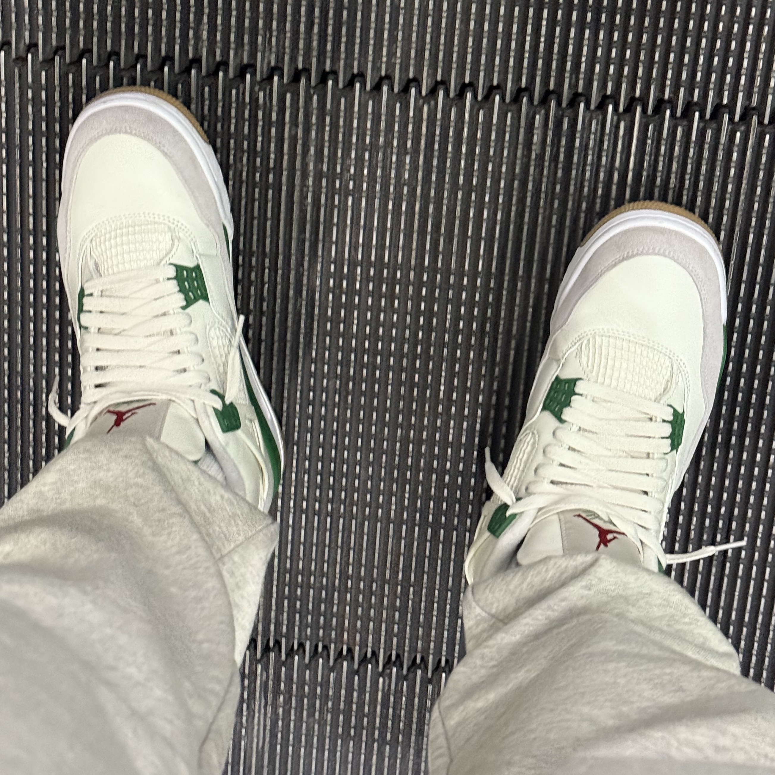 Jordan 4 x Nike SB Retro SP Pine Green 착용 스타일