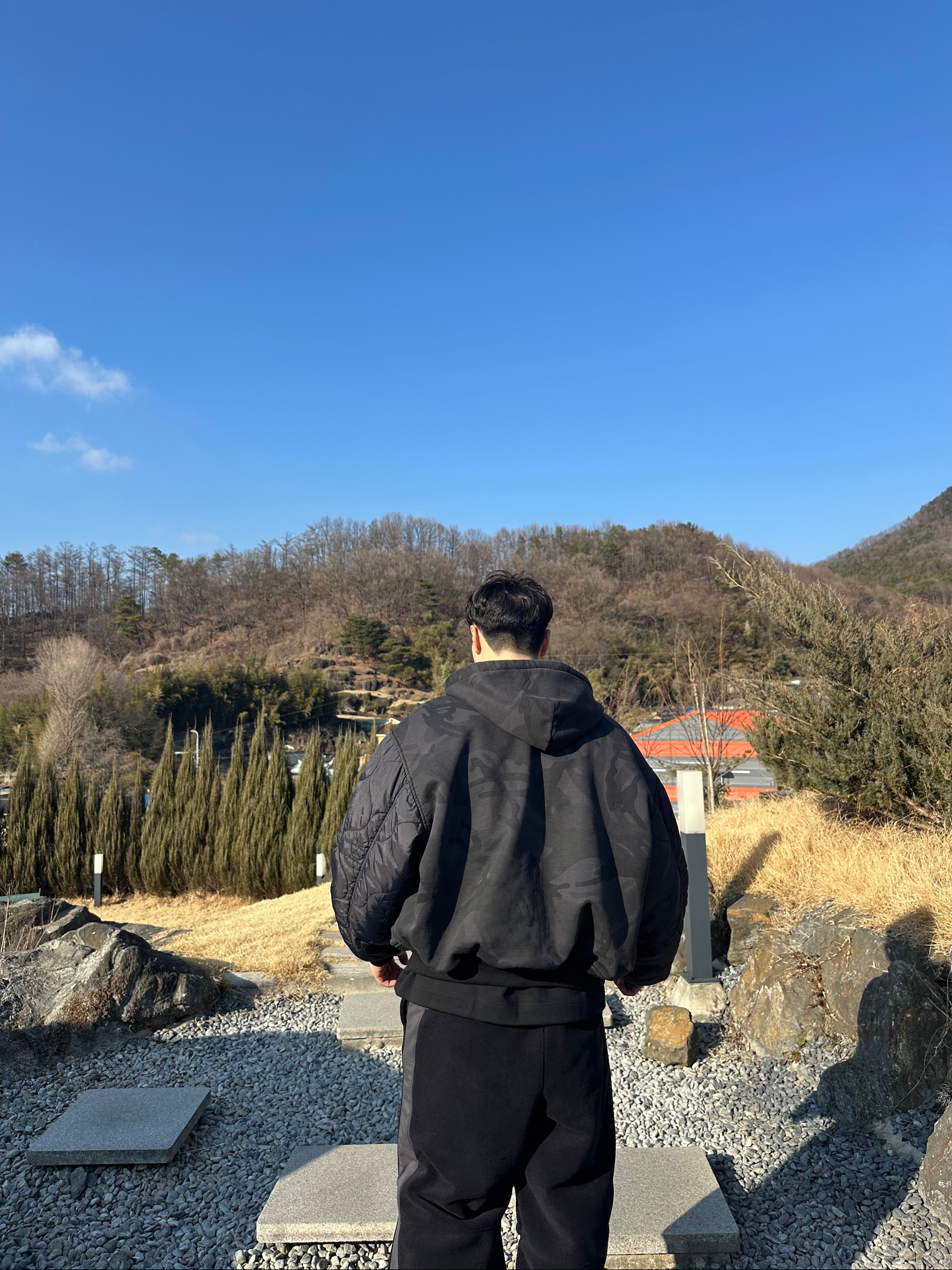 나이키 샥스 R4 메탈릭 실버 레드, 노스페이스 반프 플리스 팬츠 블랙 착용 스타일 - 5