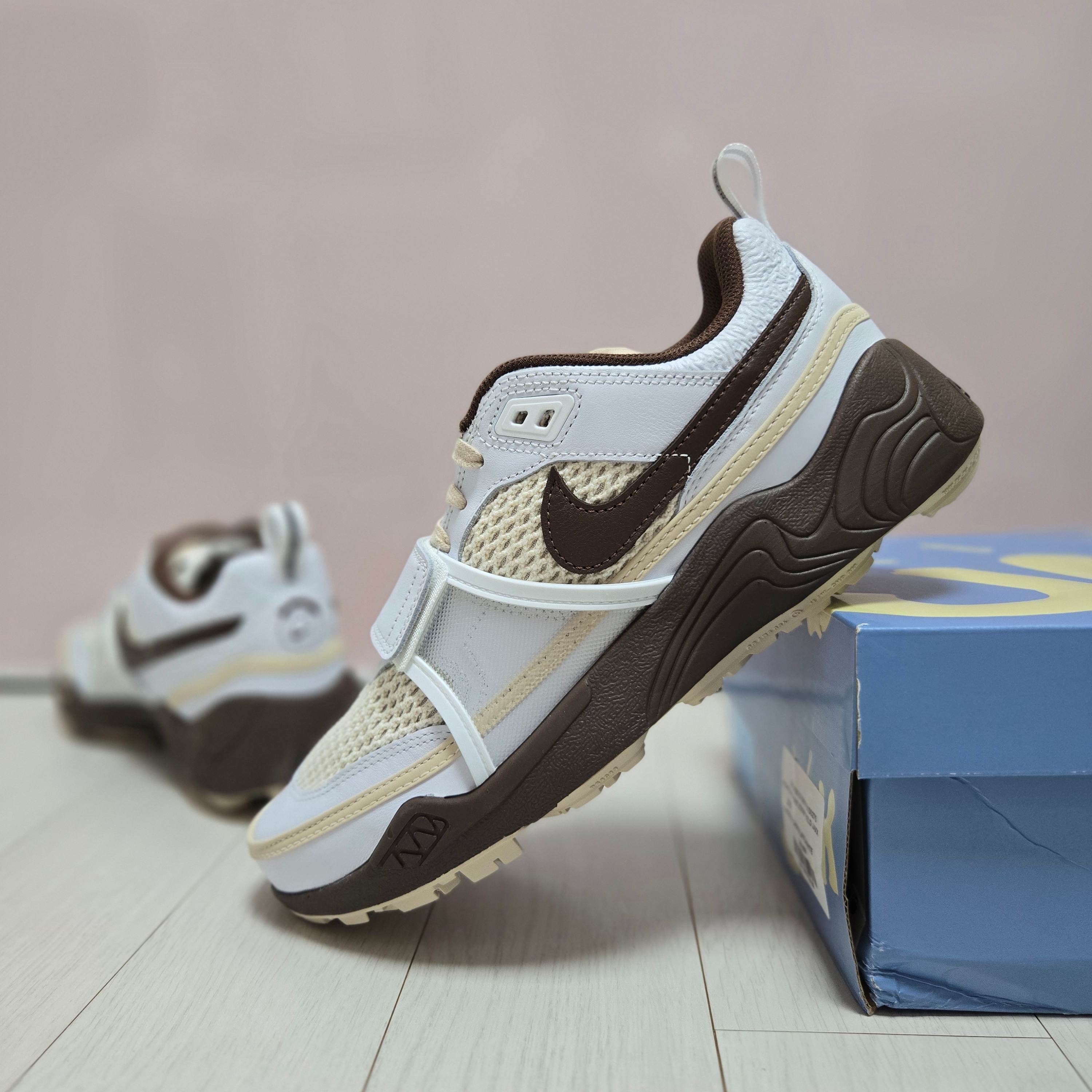 Nike x Travis Scott Zoom Field Jaxx White and Light Chocolate 착용 스타일 - 1