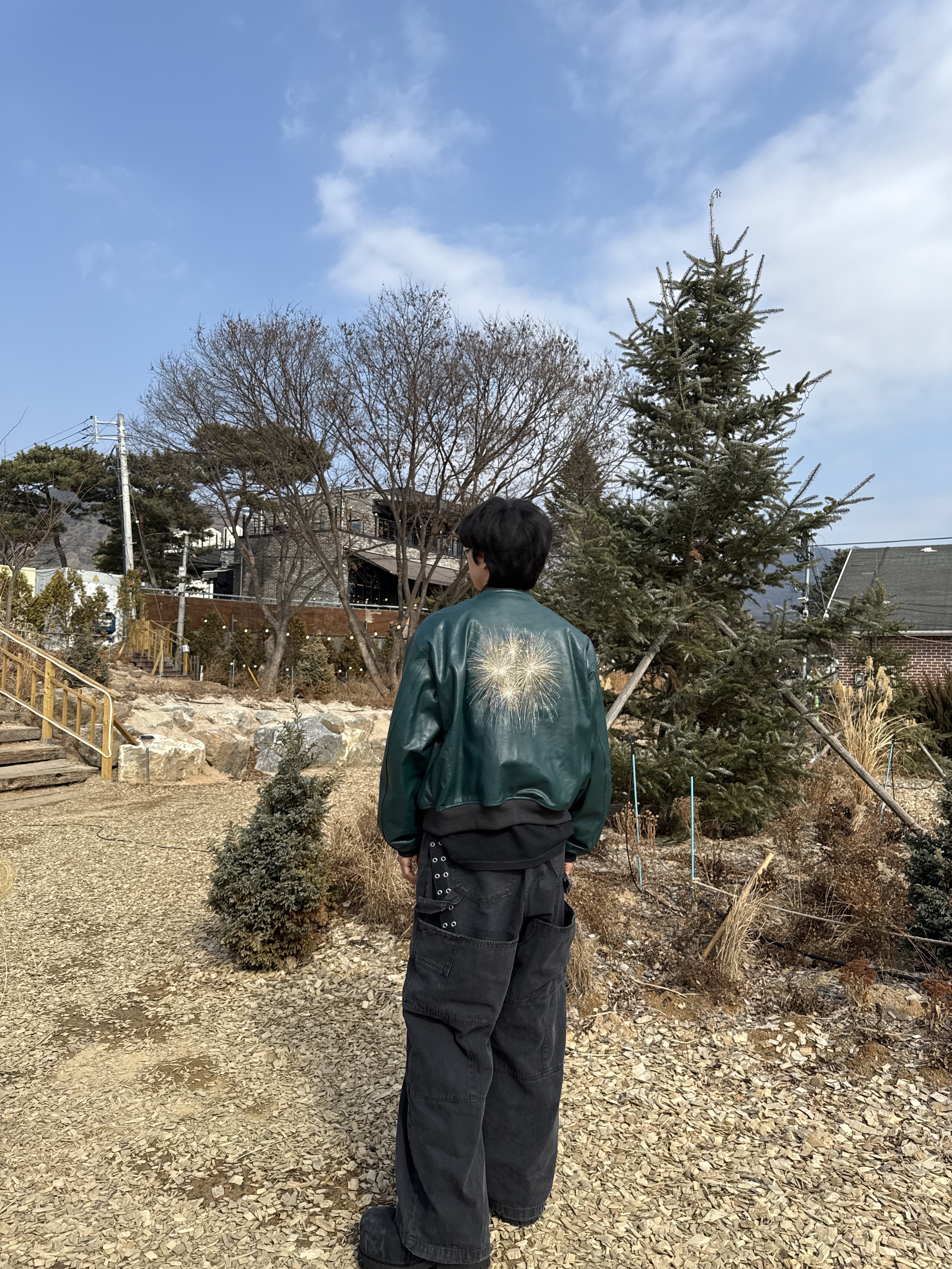 카미엔 x MJD 더블 홀 벨트 블랙 셔링 카프스킨, 언더마이카 무.89 안티 Fxxking 로고 플레이 브러시 워시드 헨리넥 셔츠 블랙 착용 스타일 - 3