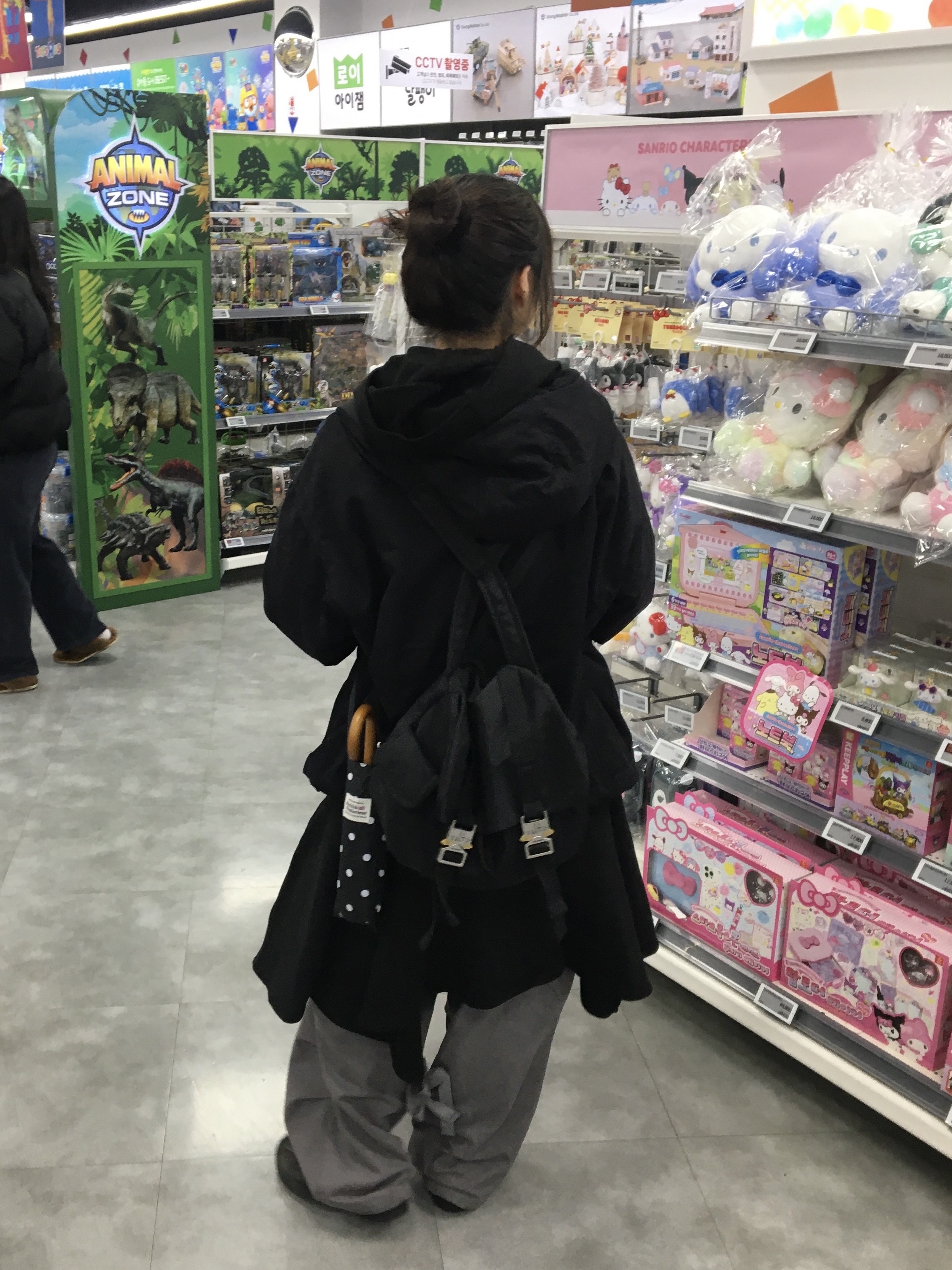 [KREAM 단독] Safarispot Women 1/2 Basic Safari Hoodie Black 착용 스타일 - 1