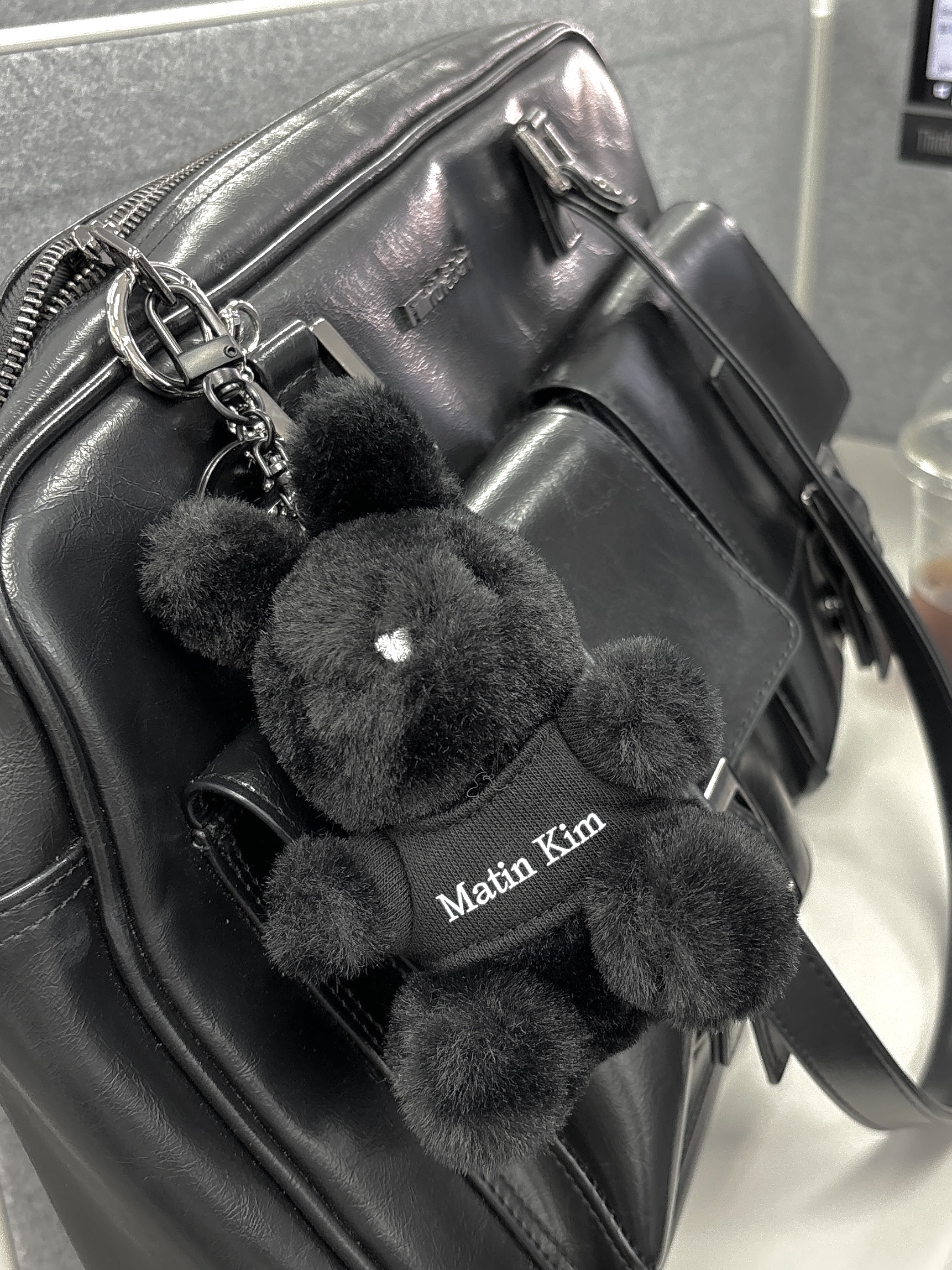 Matin Kim Black Bunny Toy Keyring Black 착용 스타일 - 2