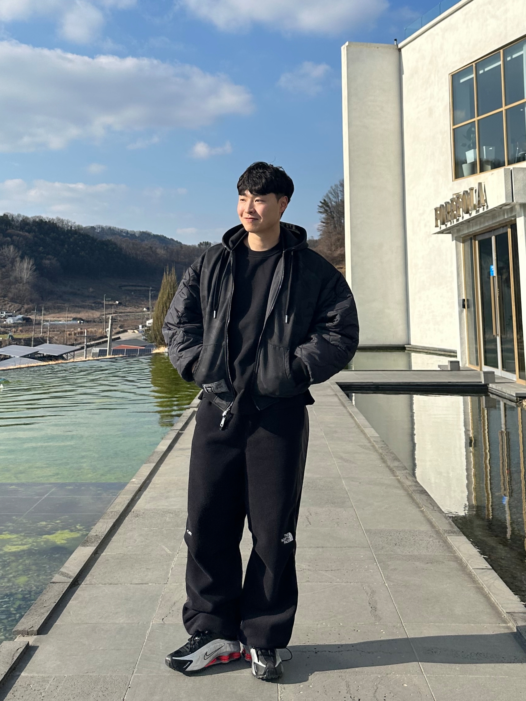 나이키 샥스 R4 메탈릭 실버 레드, 노스페이스 반프 플리스 팬츠 블랙 착용 스타일 - 6