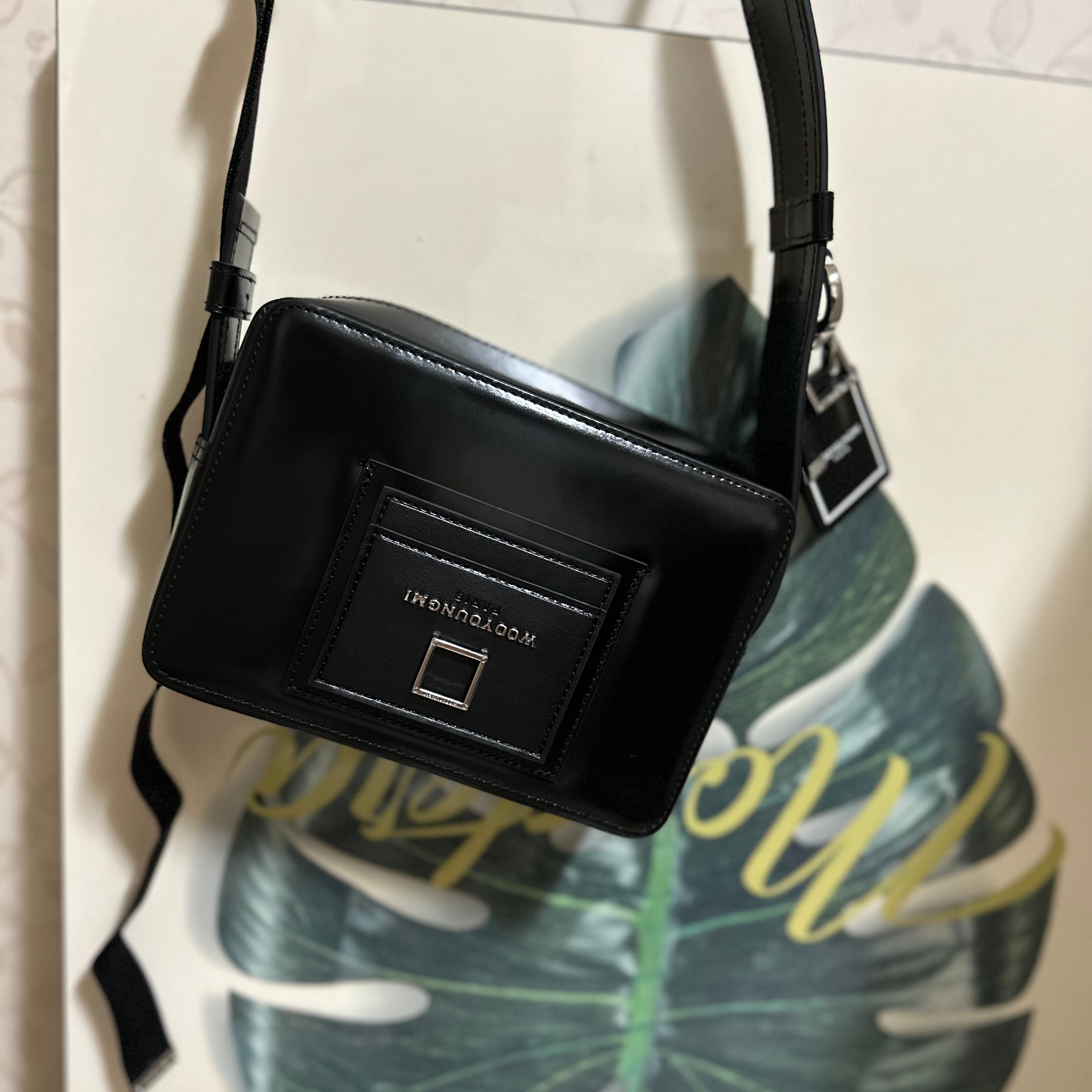 Wooyoungmi Square Mini Bag Black 착용 스타일 - 2