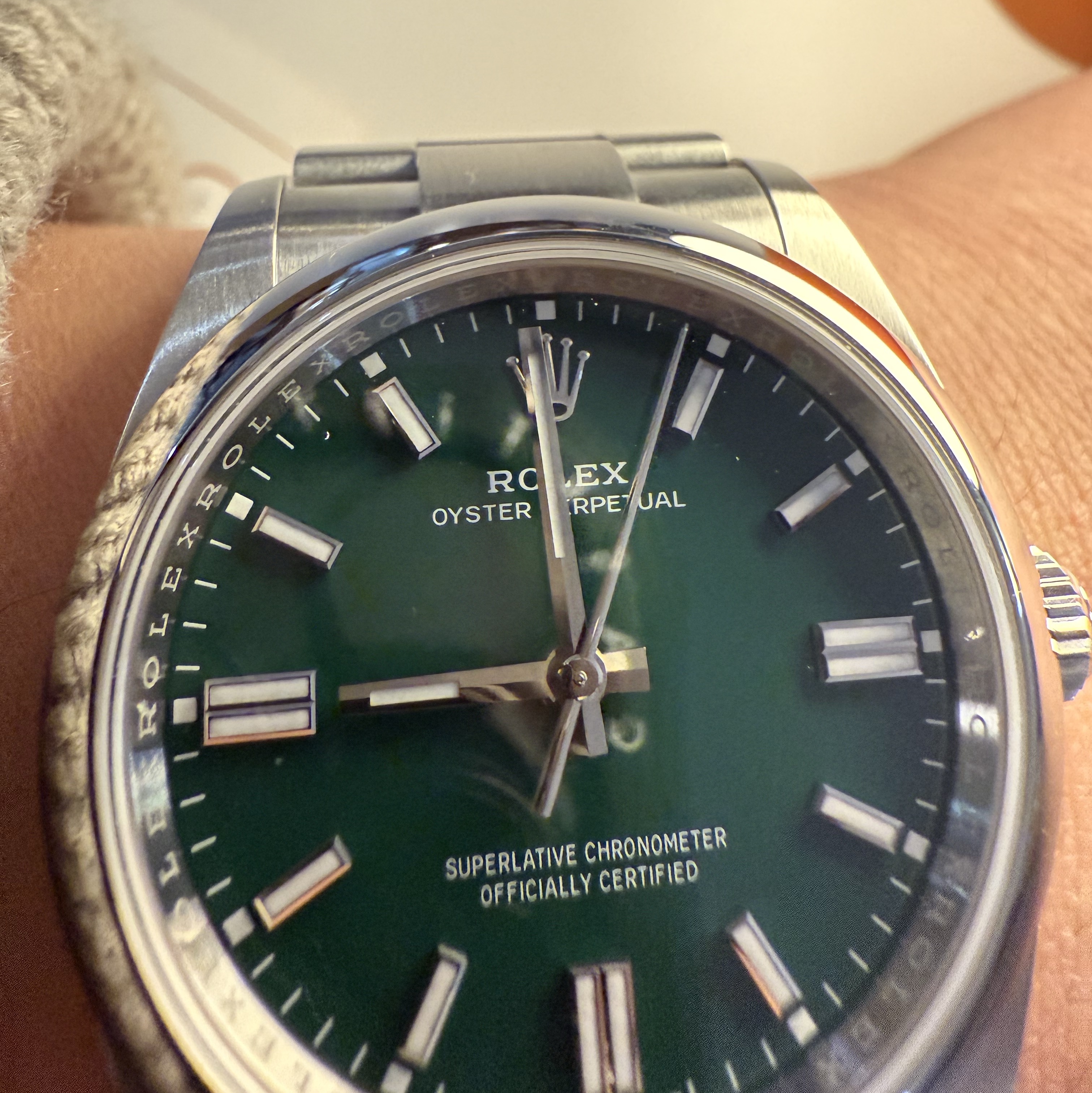 Rolex Oyster Perpetual 36mm 126000 Green Oyster 착용 스타일 - 3