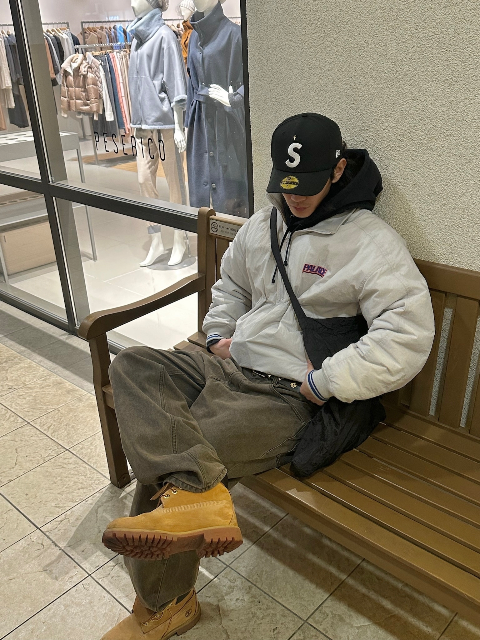 Palace Reversible Quilted Sports Bomber Grey - 23SS, Ticket To The Moon Medium Eco Bag Black 착용 스타일