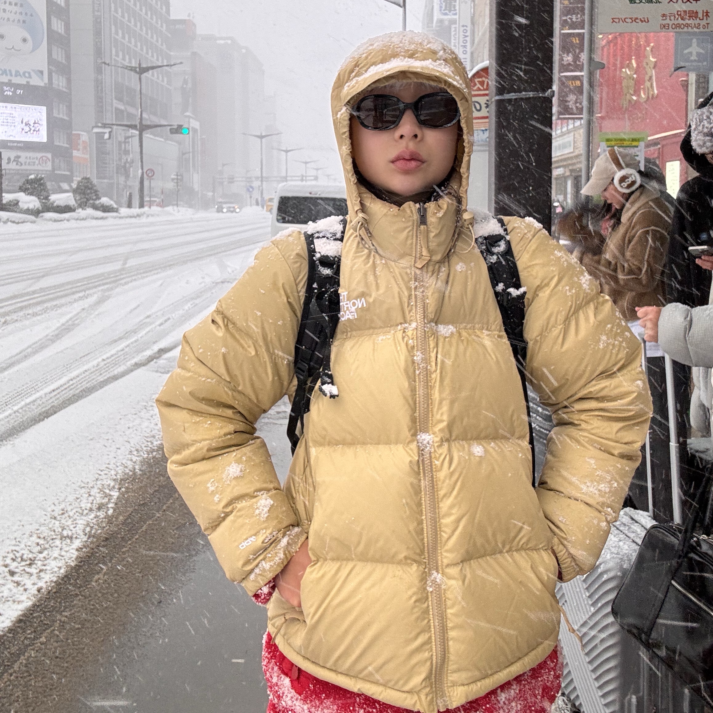 (W) The North Face 1996 Retro Nuptse Jacket Khaki Stone, The North Face Mini Shot Vanilla 착용 스타일 - 3