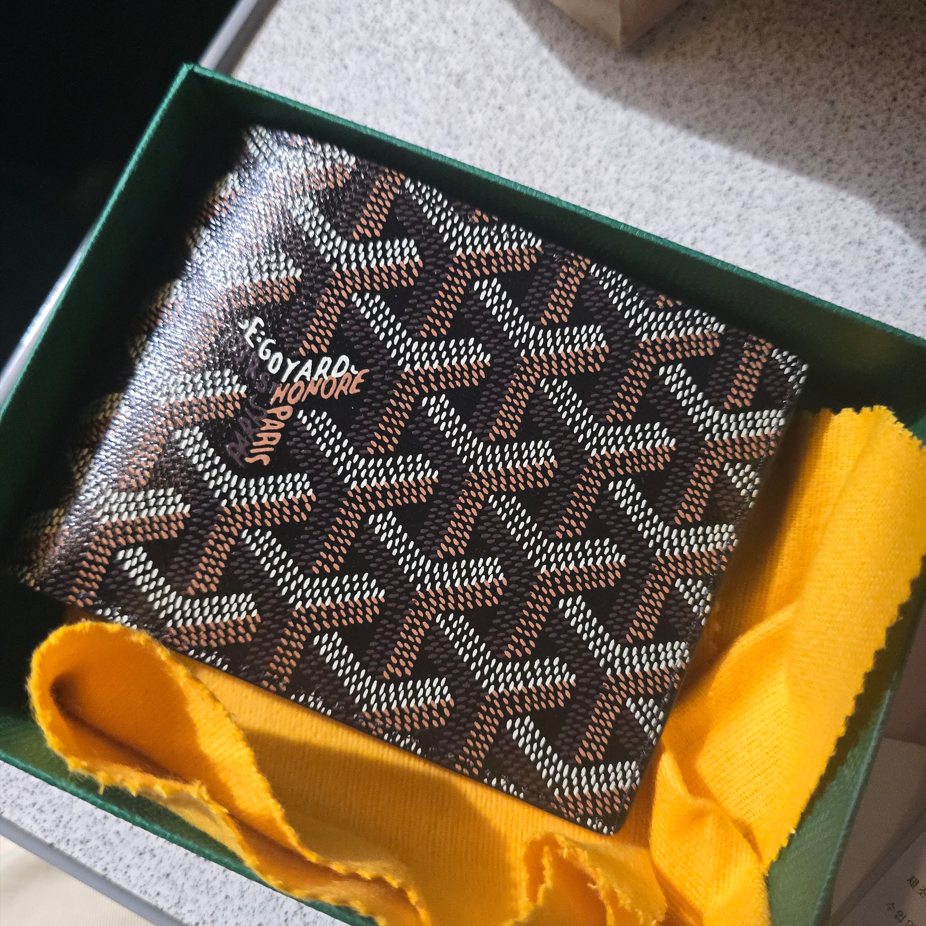 Goyard Victoire Wallet Black 착용 스타일