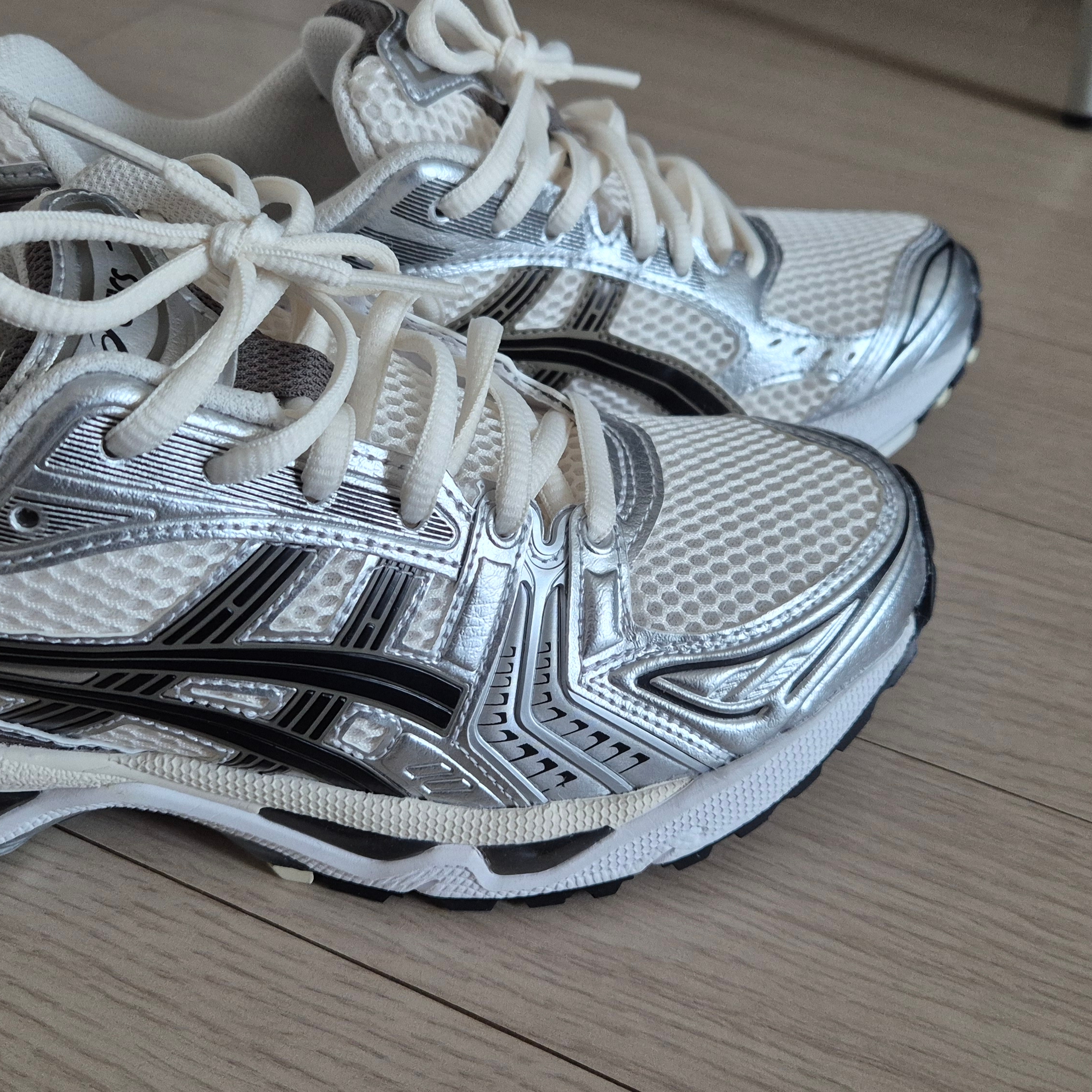 Asics Gel-Kayano 14 Cream Black 착용 스타일