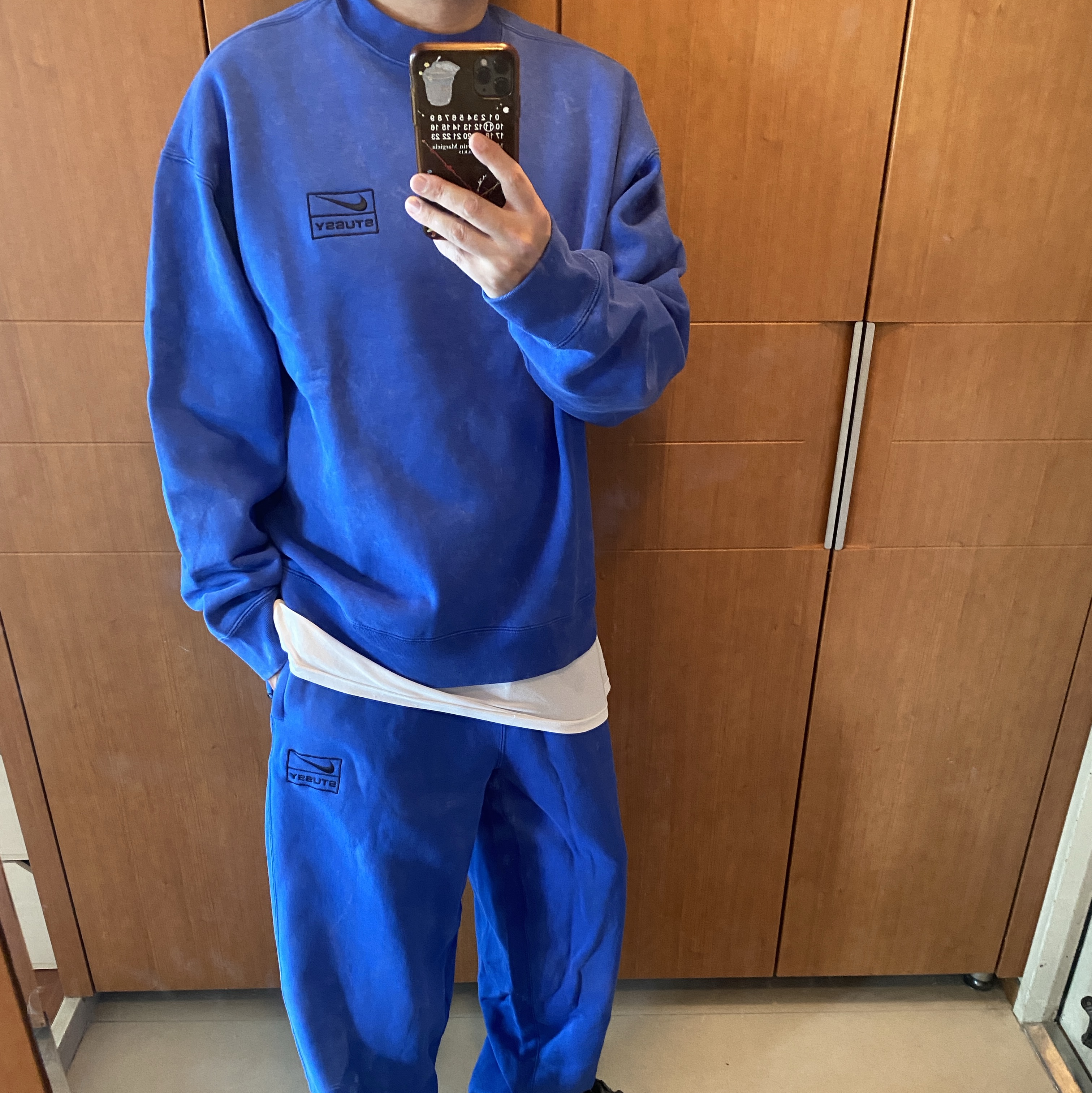 나이키 x 스투시 NRG 에시드 워시드 크루넥 게임 로얄 (DR4024-480), 나이키 x 스투시 NRG 에시드 워시드 플리스 팬츠 게임 로얄 (DR4025-480) 착용 스타일 - 1