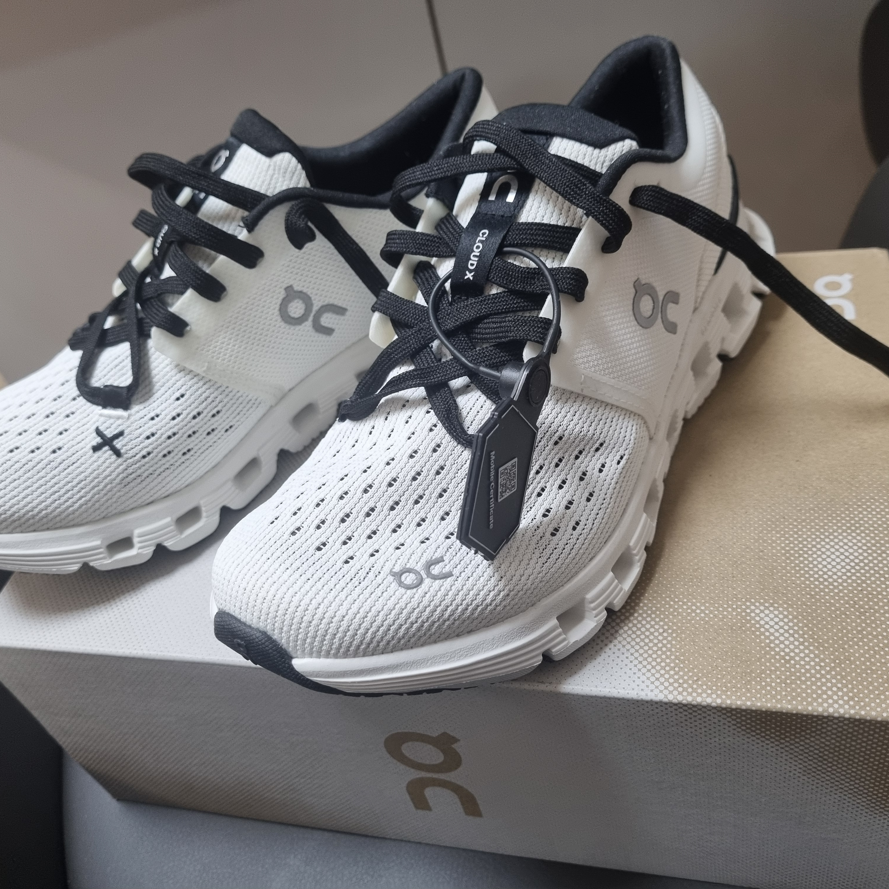 (W) On Running Cloud X 4 Ivory Black 착용 스타일