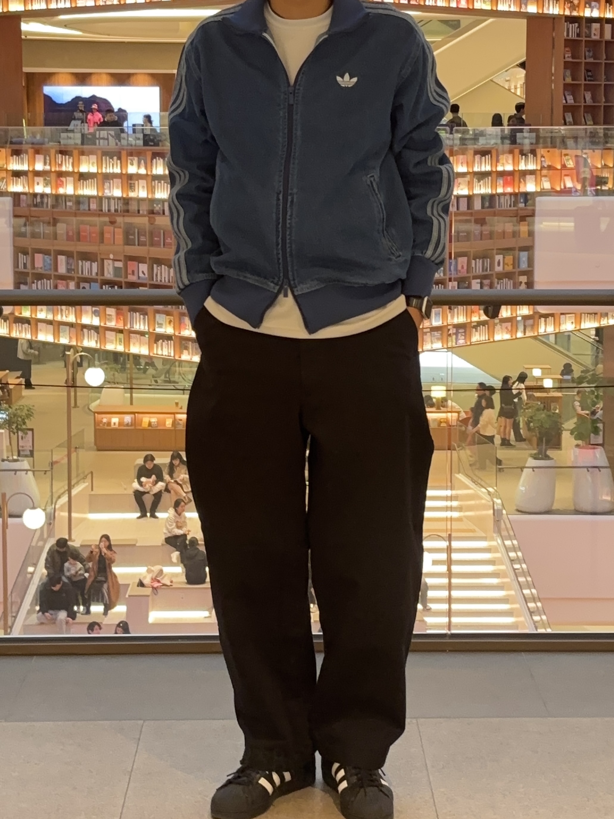 Adidas Adicolor Denim Firebird Track Top Medium Blue Denim - KR Sizing, Uniqlo U Wide FIt Chino Pants Black 착용 스타일