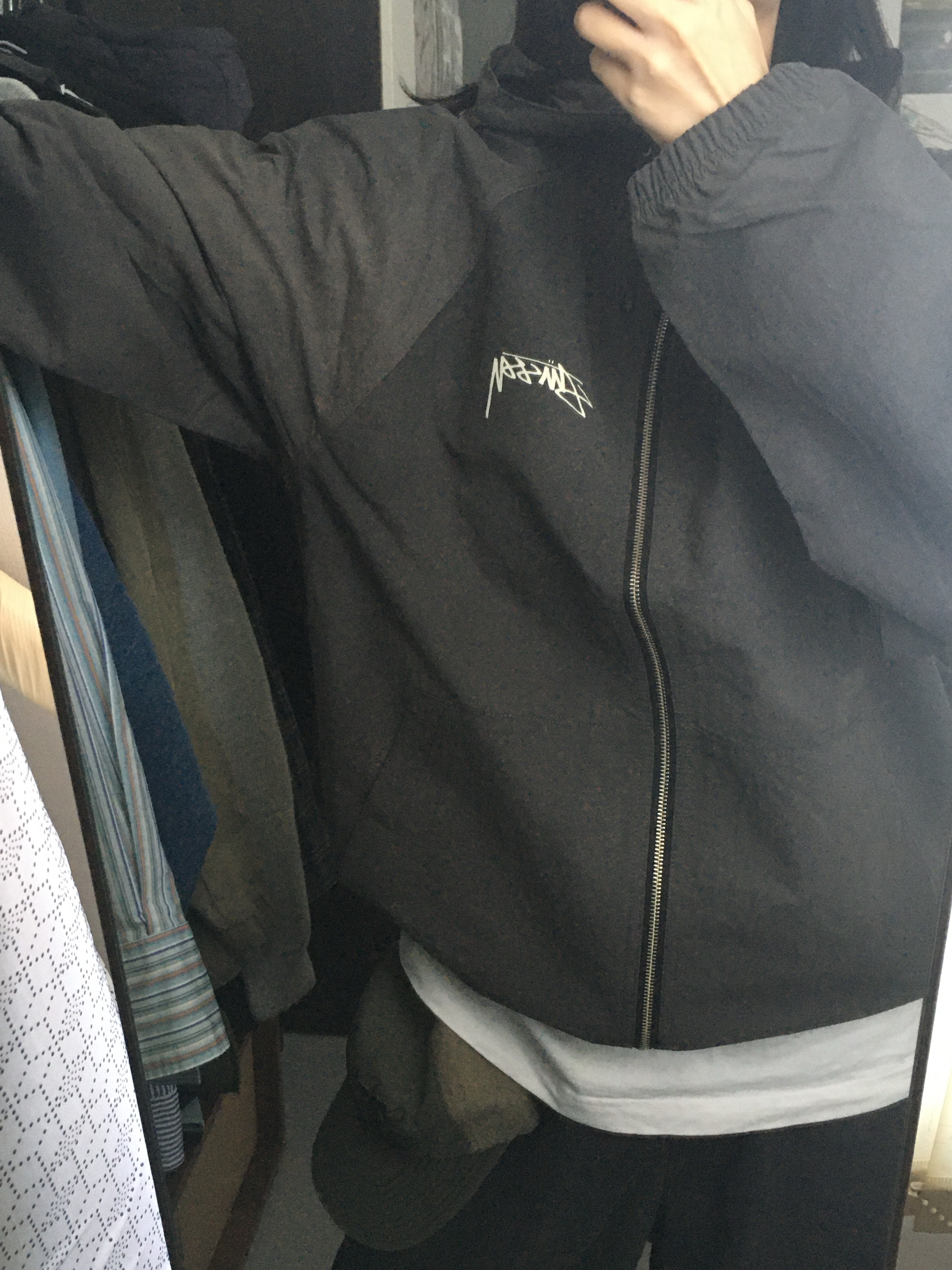 Stussy Wave Dye Beach Shell Jacket Black 착용 스타일 - 1