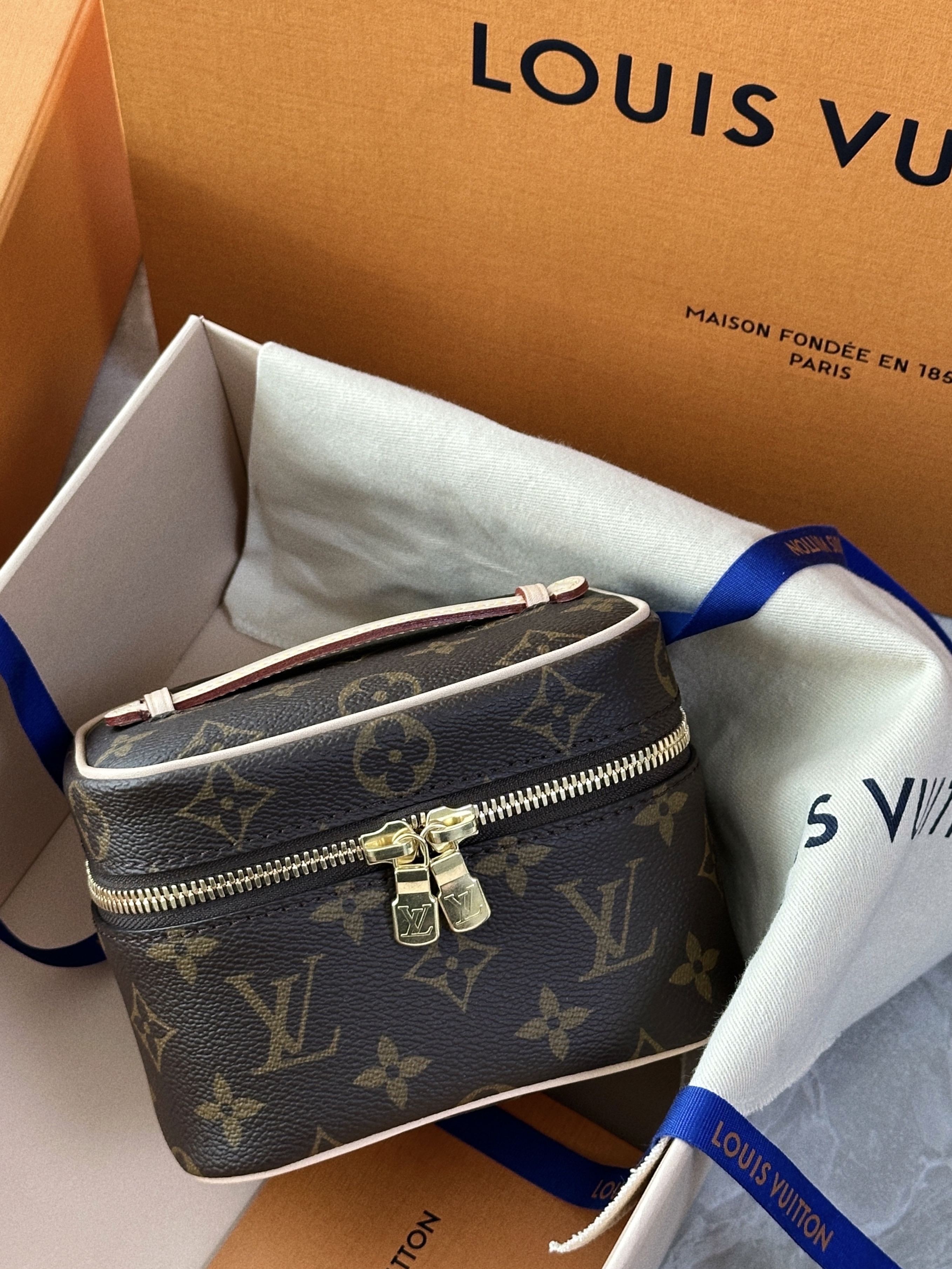 Louis Vuitton Nice Nano Toiletry Pouch Monogram 착용 스타일