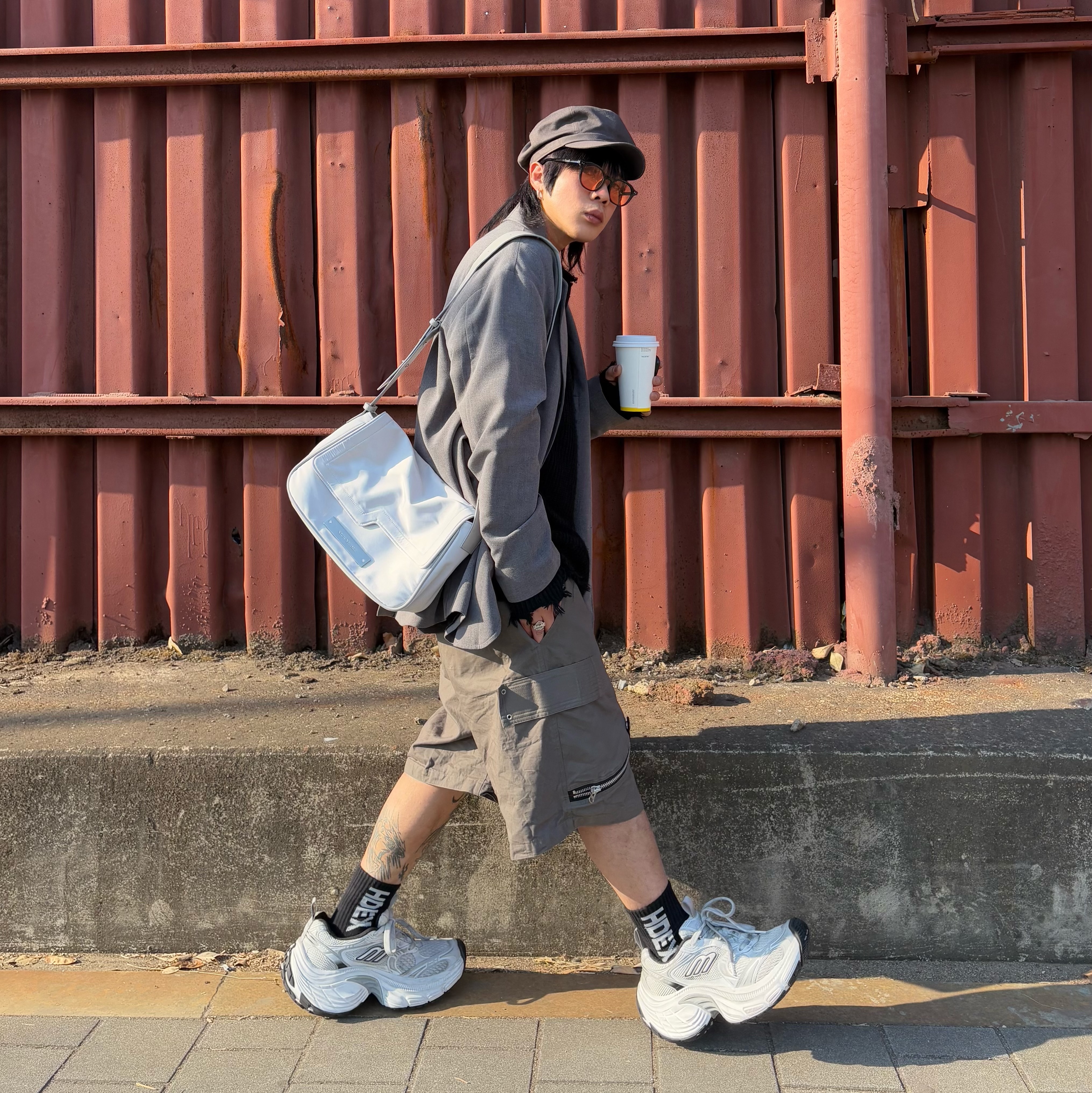Balenciaga 10XL Sneakers White Grey Silver Black 착용 스타일 - 2