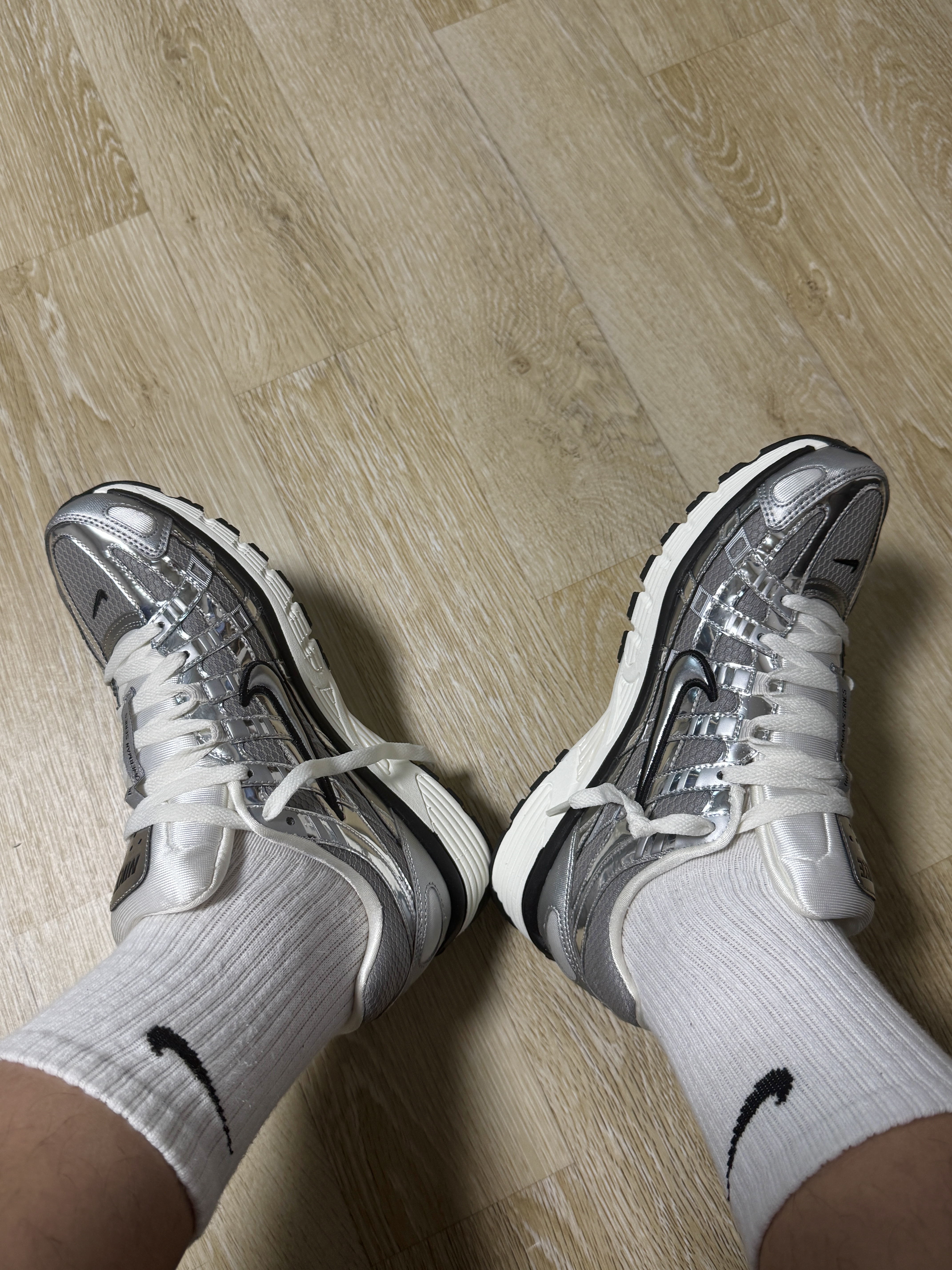 Nike P-6000 Metallic Silver 착용 스타일 - 1