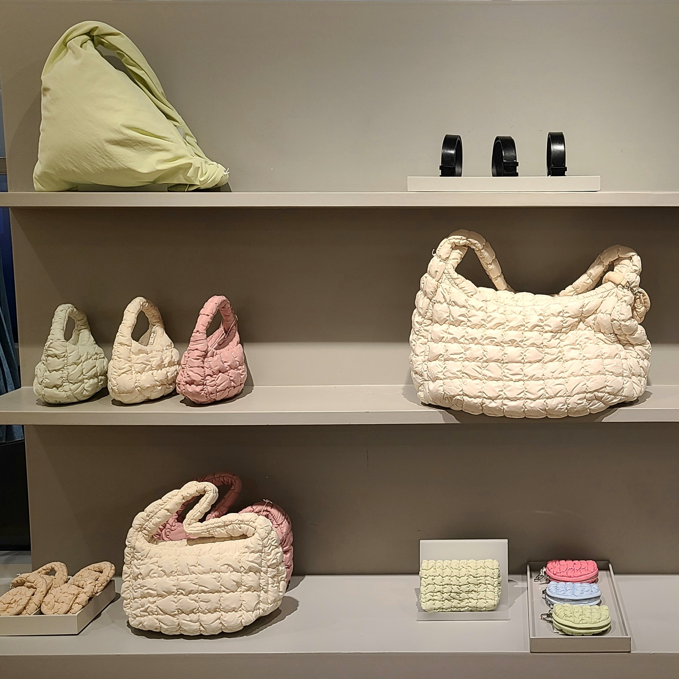 COS Quilted Crossbody Messenger Bag Light Green, COS Quilted Charm Pouch Bag Pink 착용 스타일 - 2