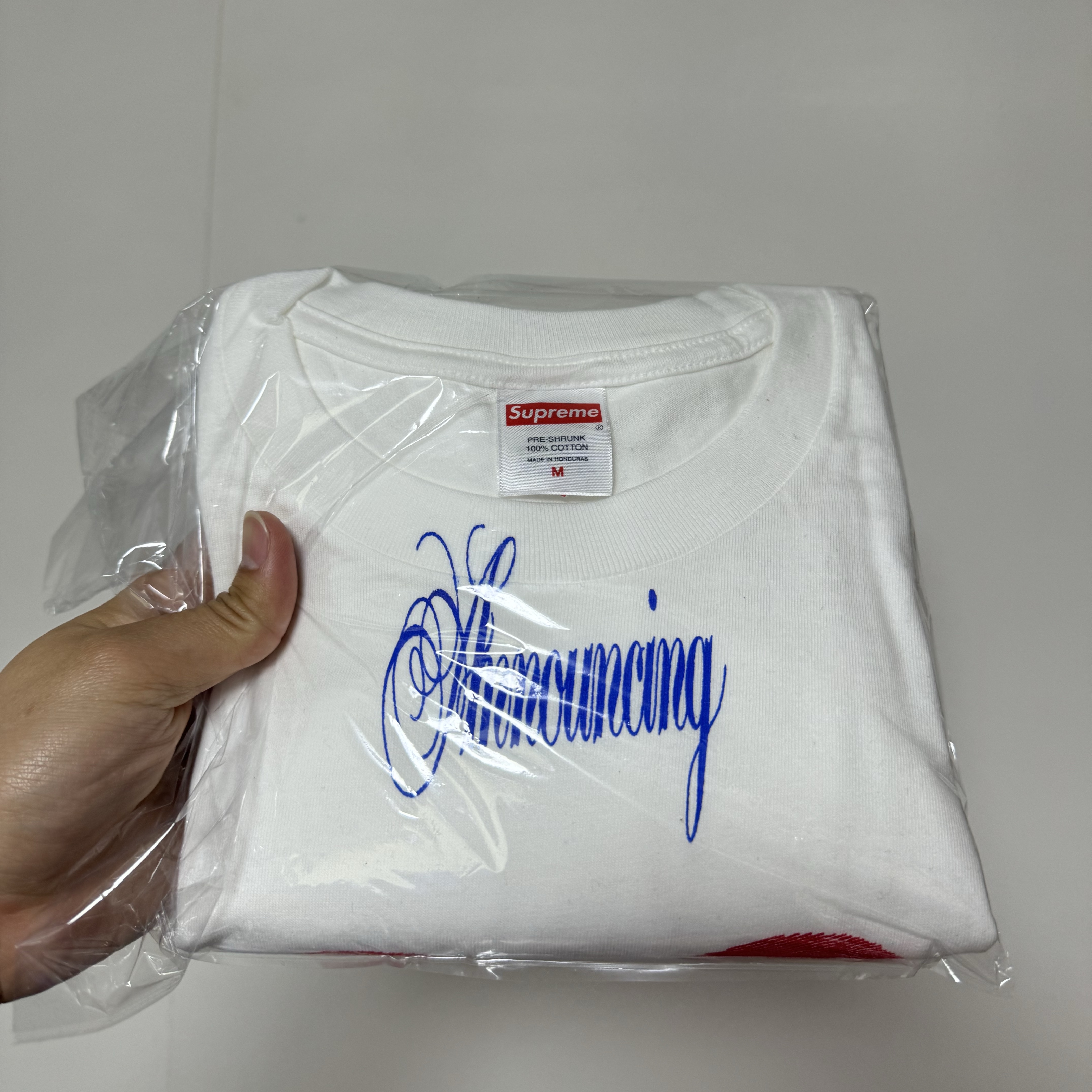 Supreme Announcing T-Shirt White - 25SS 착용 스타일
