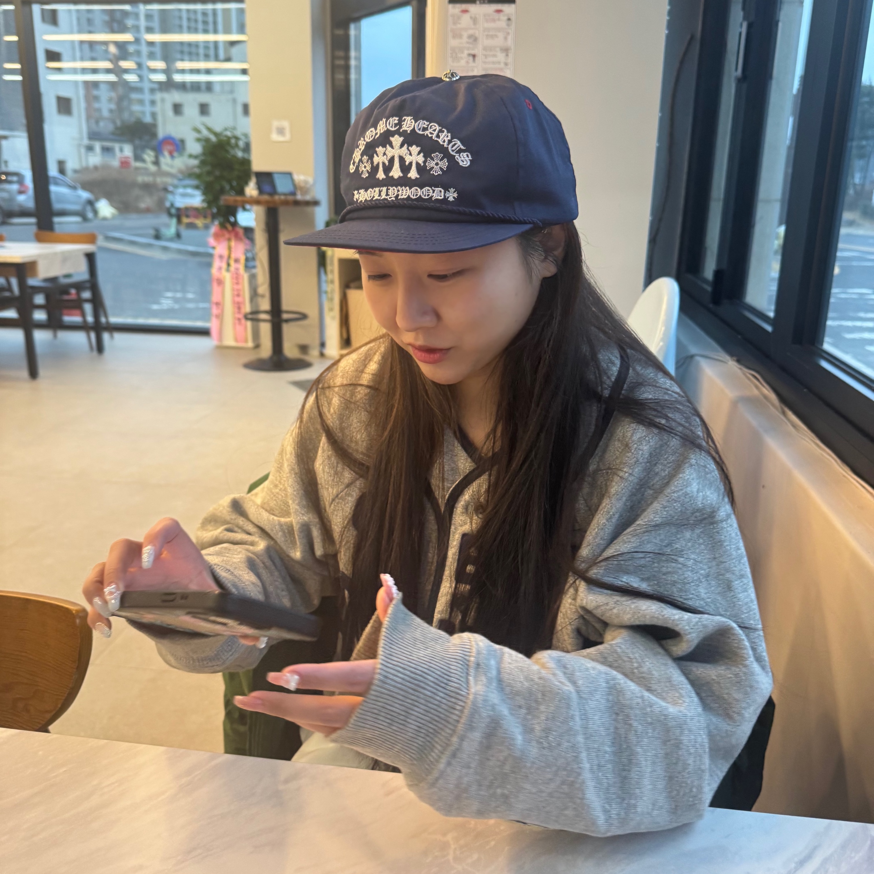 Chrome Hearts Gas Station Cemetery Trucker Hat Navy 착용 스타일 - 1