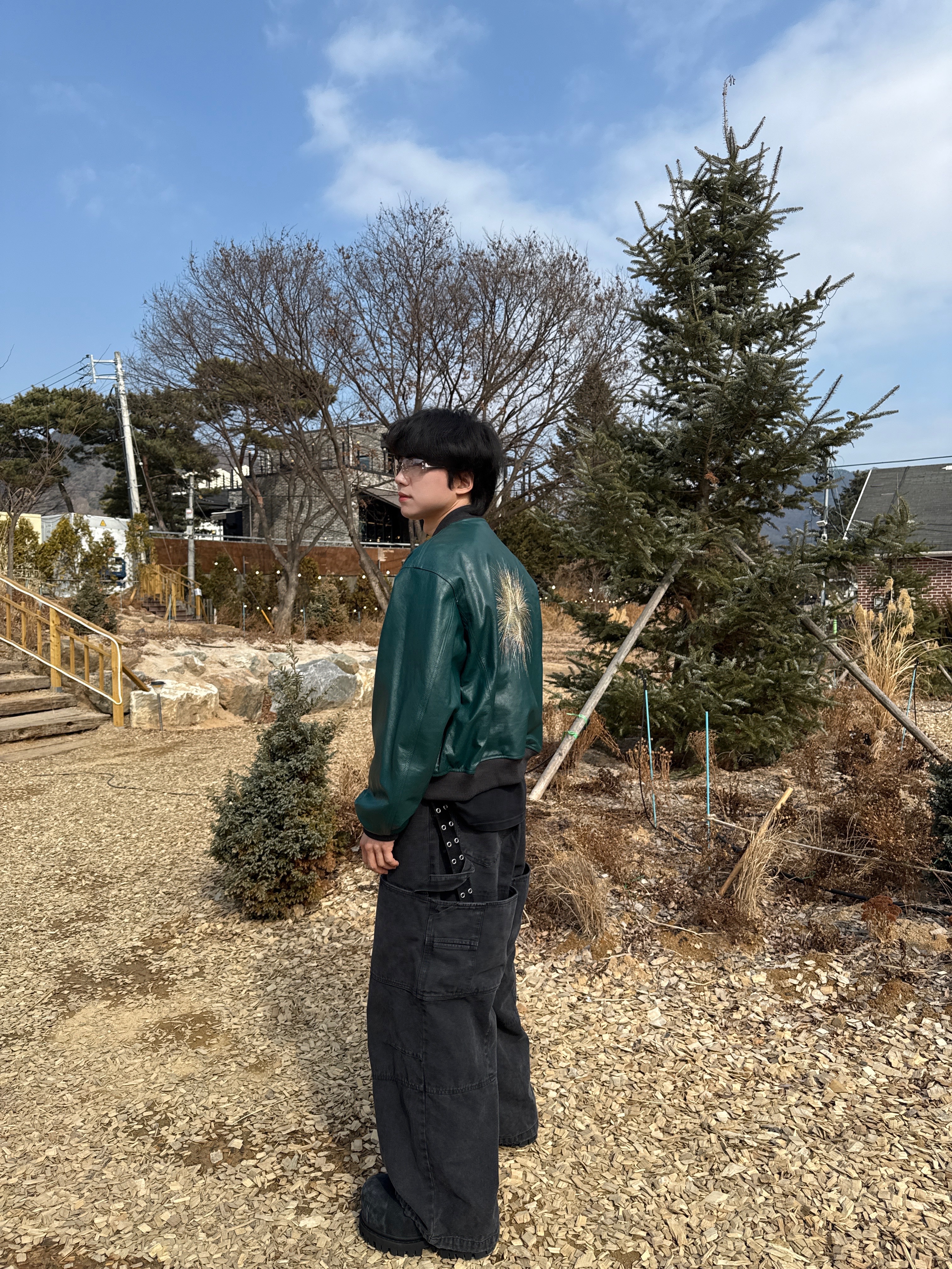카미엔 x MJD 더블 홀 벨트 블랙 셔링 카프스킨, 언더마이카 무.89 안티 Fxxking 로고 플레이 브러시 워시드 헨리넥 셔츠 블랙 착용 스타일 - 2