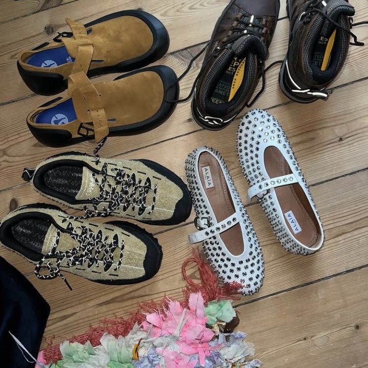 Keen x Gramicci Jasper Zionic Sneakers Gothic Olive Black, (W) Alaia Strass Lambskin Ballet Flats White 착용 스타일