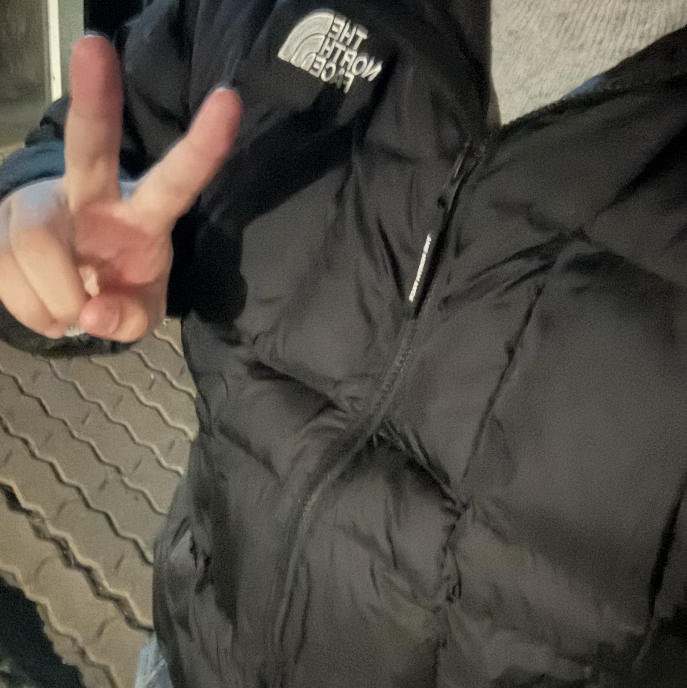노스페이스 화이트 라벨 웨이브 LT 온 볼 자켓 블랙 착용 스타일